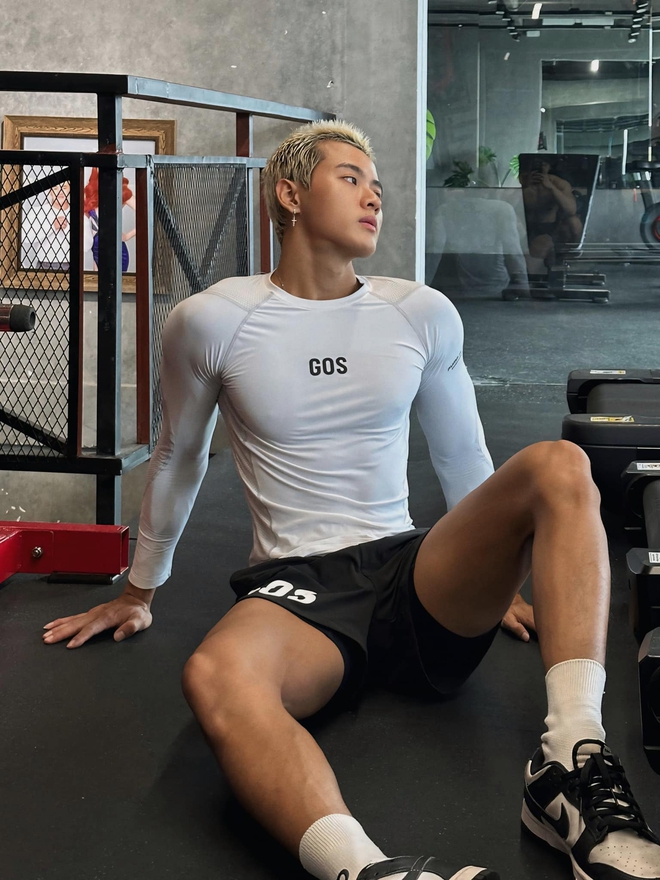 Bạn trai tin đồn vừa lộ ảnh riêng tư với Jun Phạm: