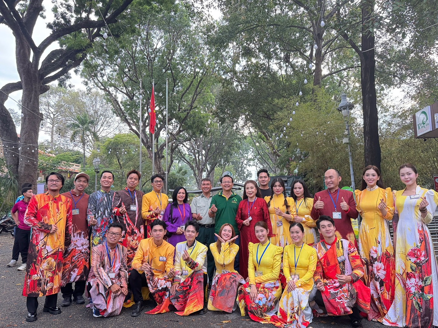 Thanh Thủy, Tiến Luật, Thúy Ngân và dàn nghệ sĩ Việt tham gia diễu hành ngày 30/4: