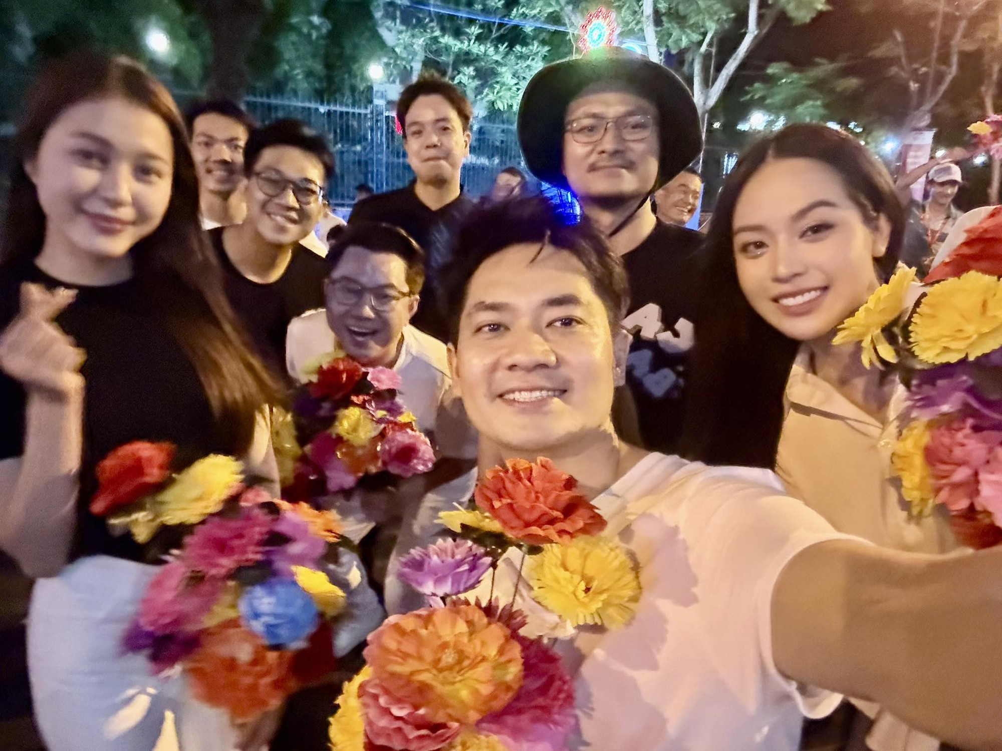 Tổng hợp luyện diễu hành 30/4: Hoa hậu Thanh Thuỷ, Ngọc Châu và dàn nghệ sĩ hào hứng góp mặt- Ảnh 7. Tổng hợp luyện diễu hành 30/4: Hoa hậu Thanh Thuỷ, Ngọc Châu và dàn nghệ sĩ hào hứng góp mặt- Ảnh 7.