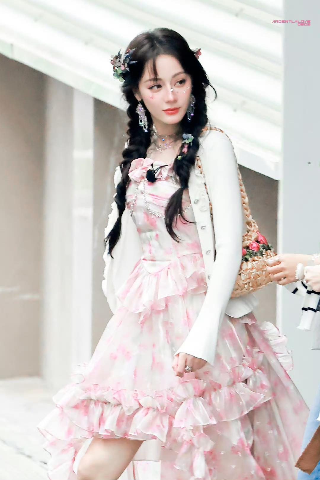 Ngả mũ khung hình 9 giây tuyệt đối điện ảnh nảy số 1001 kịch bản của Nhiệt Ba, Trương Lăng Hách và 1 mỹ nam- Ảnh 3. Ngả mũ khung hình 9 giây tuyệt đối điện ảnh nảy số 1001 kịch bản của Nhiệt Ba, Trương Lăng Hách và 1 mỹ nam- Ảnh 3.