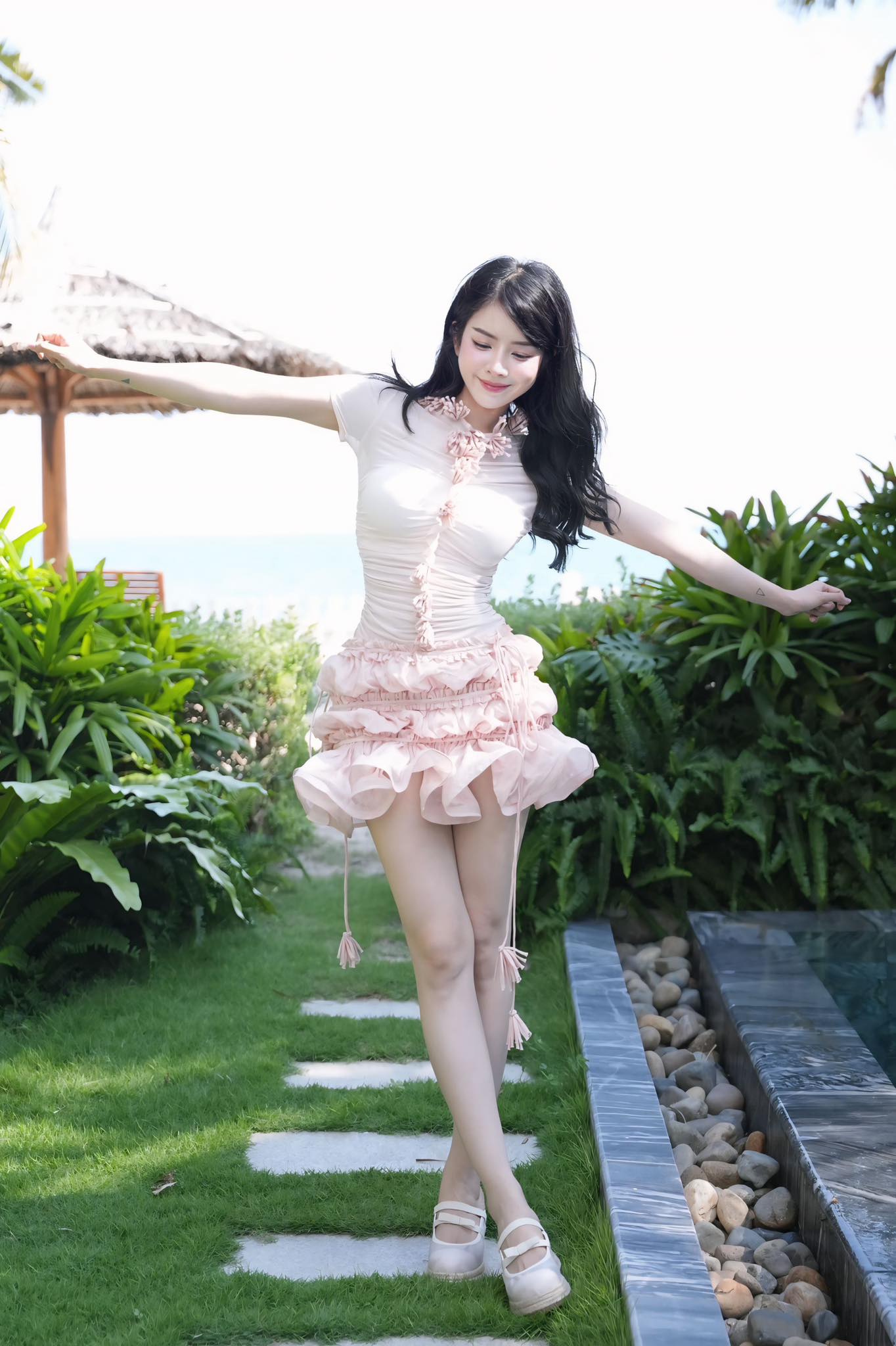 Ngắm DJ Mie diện bikini kín đáo, vẫn cuốn hút gây