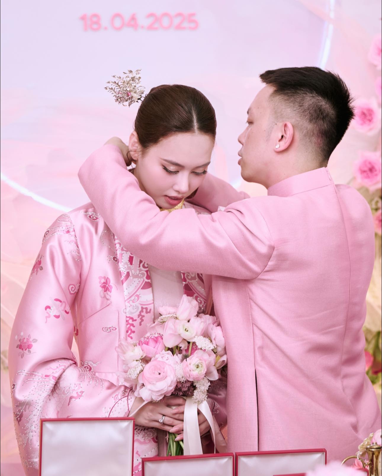 HOT: Á hậu Vbiz công khai chồng doanh nhân trong lễ ăn hỏi bí mật, vàng sính lễ trĩu cổ gây choáng!- Ảnh 8.