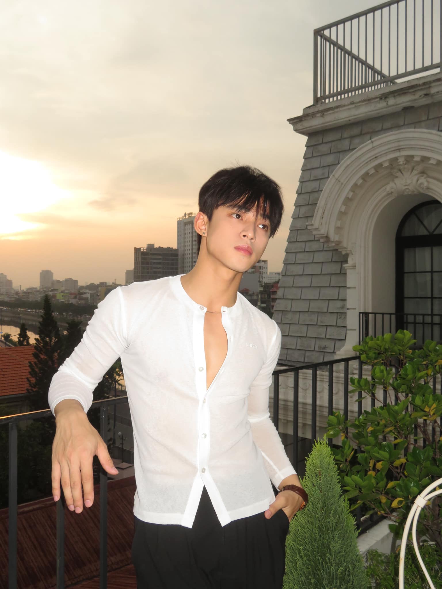 Á hậu Việt công khai hẹn hò trai đẹp 6 múi, thấp hơn 10 cm?- Ảnh 7. Á hậu Việt công khai hẹn hò trai đẹp 6 múi, thấp hơn 10 cm?- Ảnh 7.