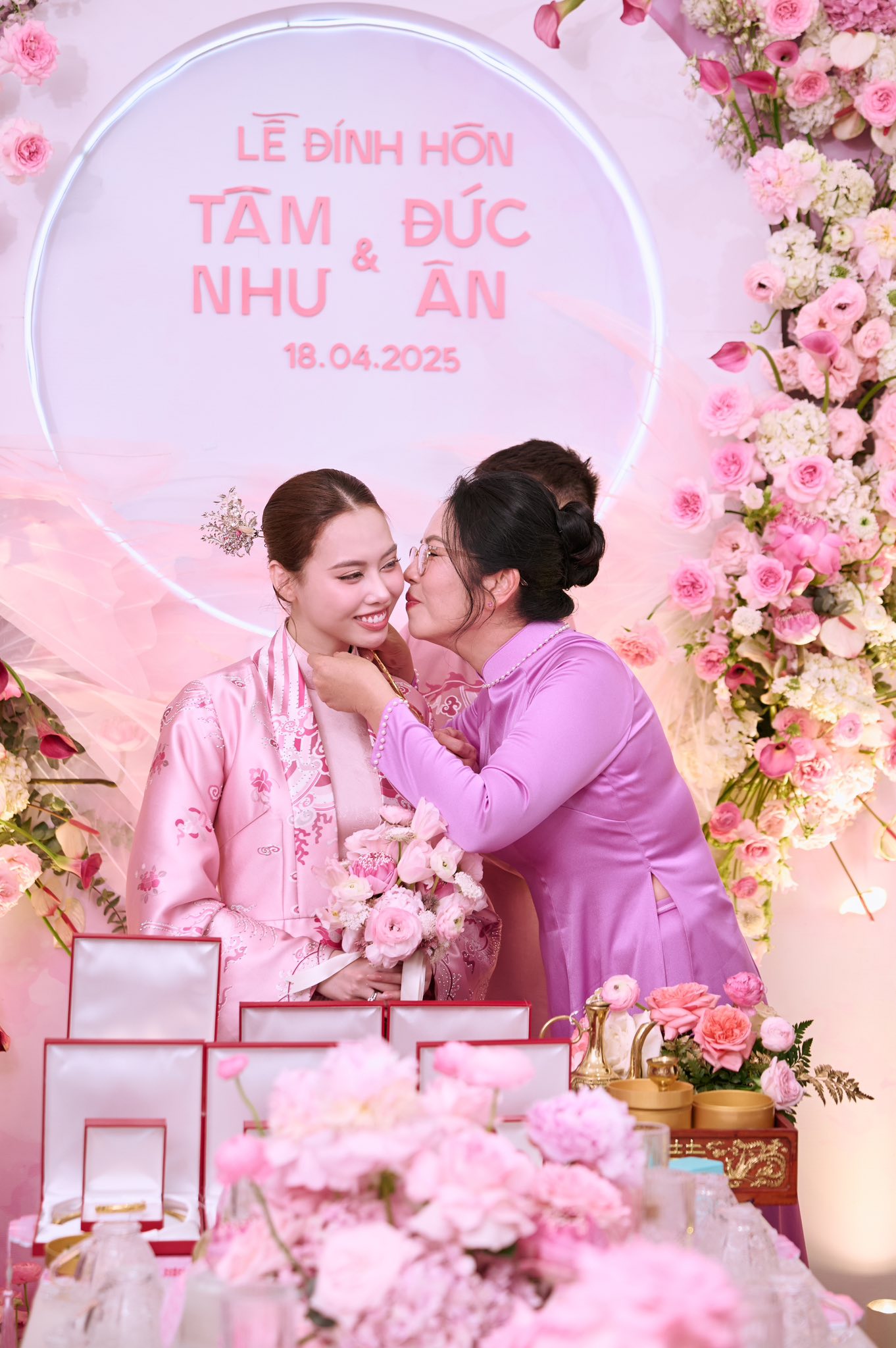 HOT: Á hậu Vbiz công khai chồng doanh nhân trong lễ ăn hỏi bí mật, vàng sính lễ trĩu cổ gây choáng!- Ảnh 9.