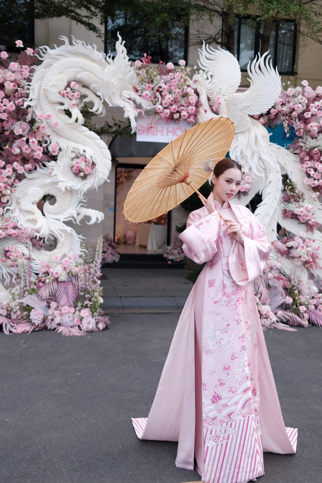 HOT: Á hậu Vbiz công khai chồng doanh nhân trong lễ ăn hỏi bí mật, vàng sính lễ trĩu cổ gây choáng!- Ảnh 2.