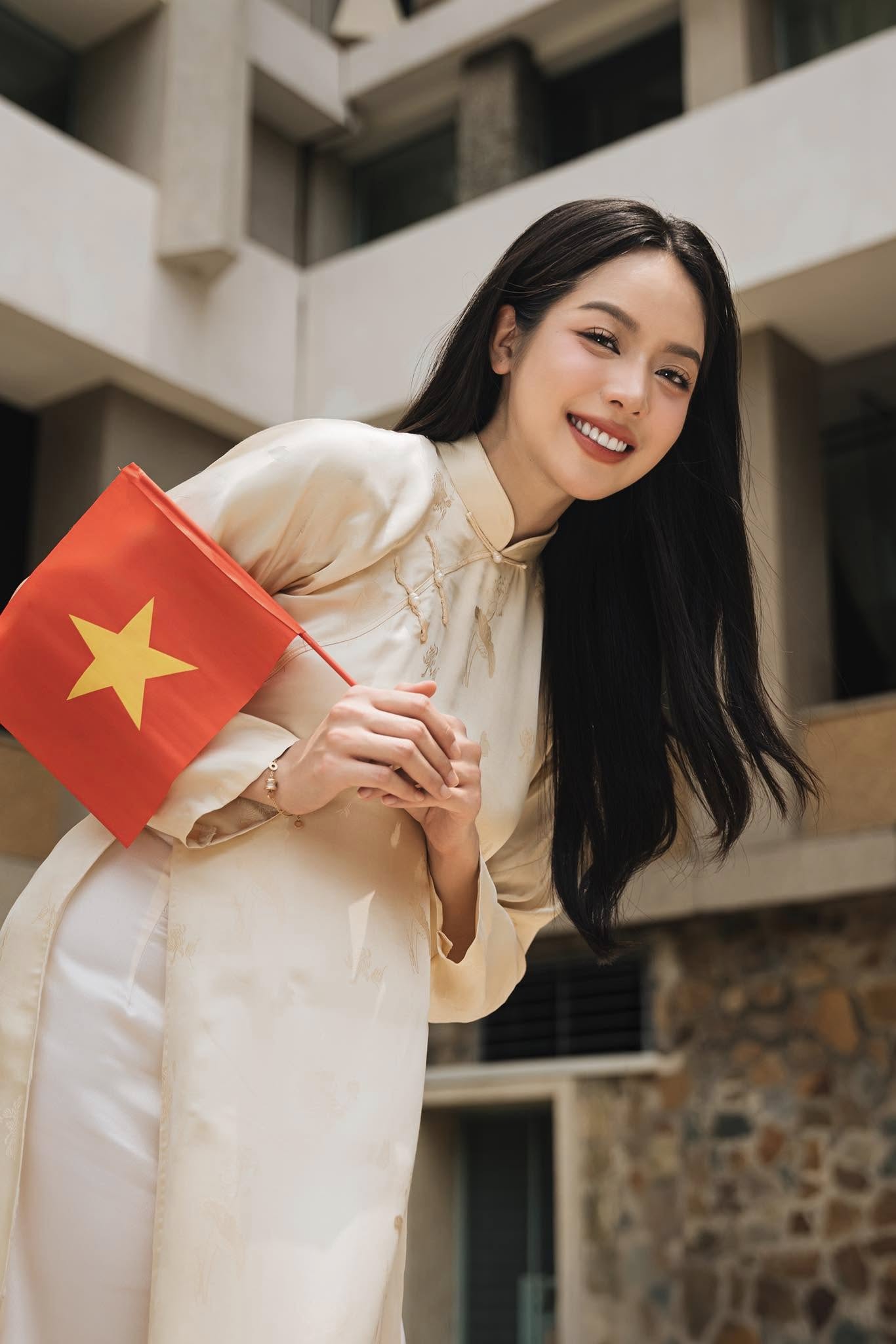 Thanh Thủy, Tiến Luật, Thúy Ngân và dàn nghệ sĩ Việt tham gia diễu hành ngày 30/4: