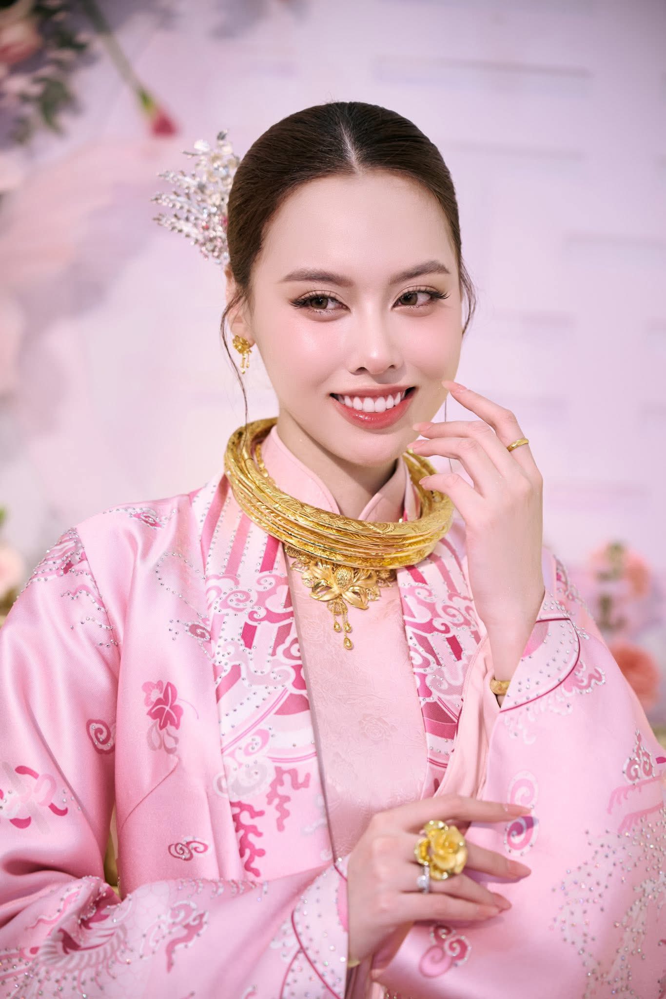 HOT: Á hậu Vbiz công khai chồng doanh nhân trong lễ ăn hỏi bí mật, vàng sính lễ trĩu cổ gây choáng!- Ảnh 5.