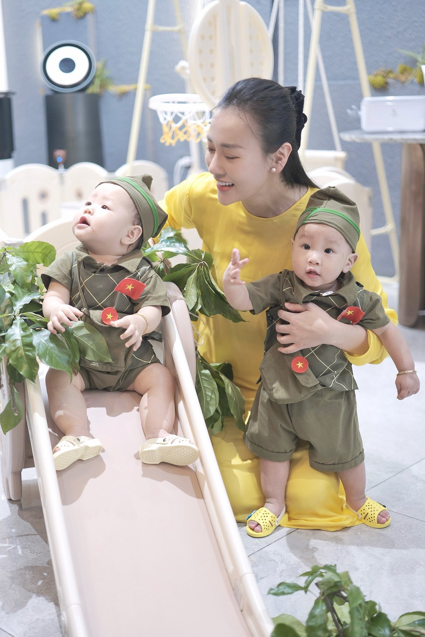 Cặp sinh đôi nhà Phương Oanh - shark Bình hóa thân thành chiến sĩ nhí, hành động ngộ nghĩnh khiến ai cũng bật cười- Ảnh 1.