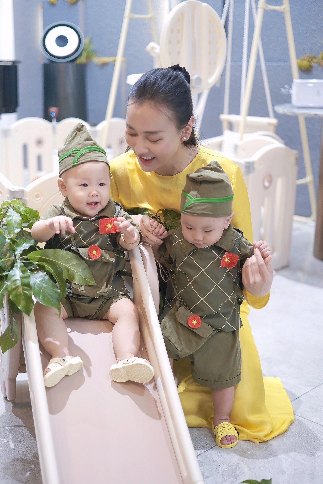 Cặp sinh đôi nhà Phương Oanh - shark Bình hóa thân thành chiến sĩ nhí, hành động ngộ nghĩnh khiến ai cũng bật cười- Ảnh 2.