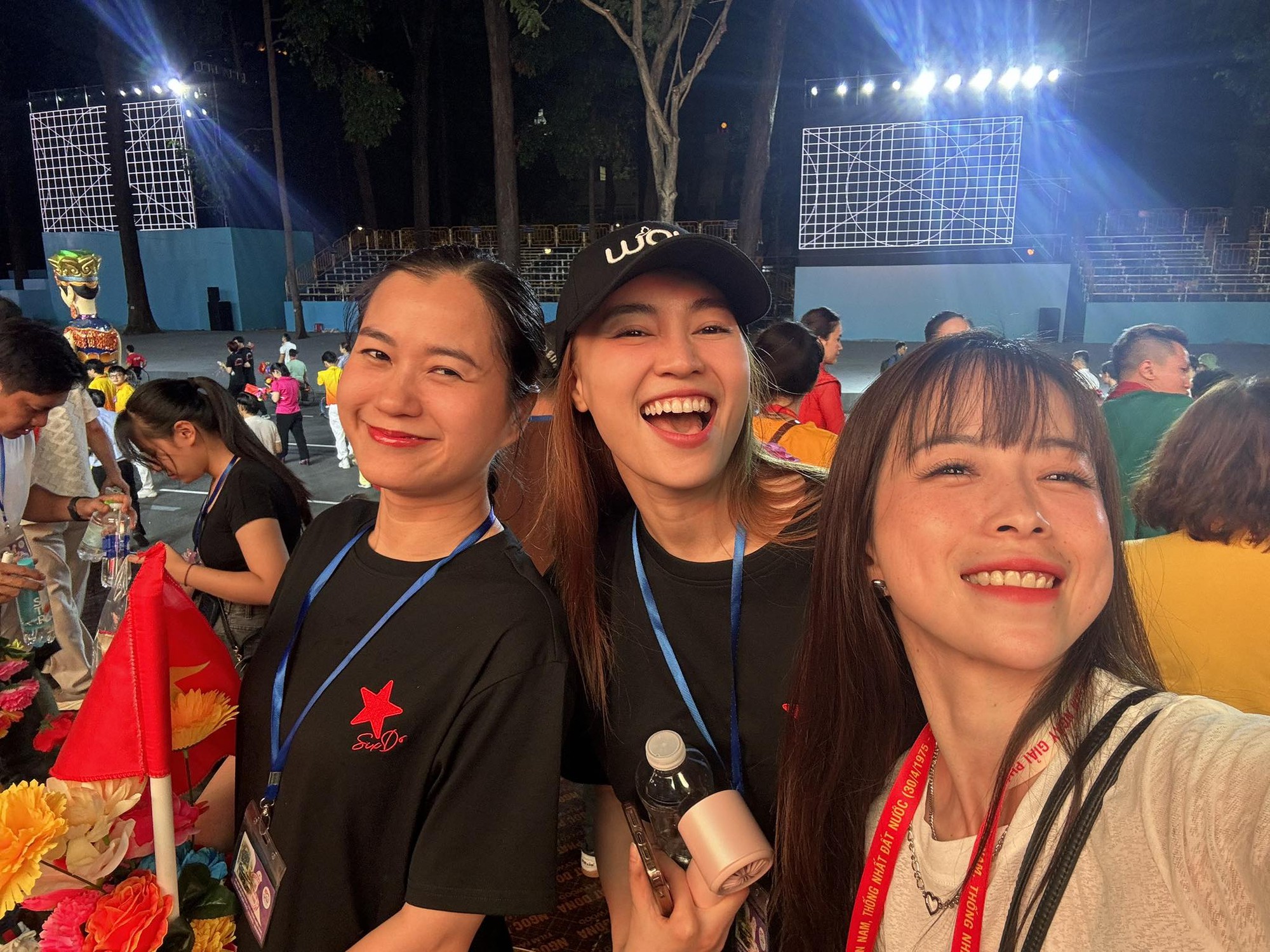 Tiểu Vy, Lan Ngọc, Minh Luân cùng nhiều sao Việt hào hứng tham gia tổng hợp luyện diễu hành Đại lễ 30/4- Ảnh 1.