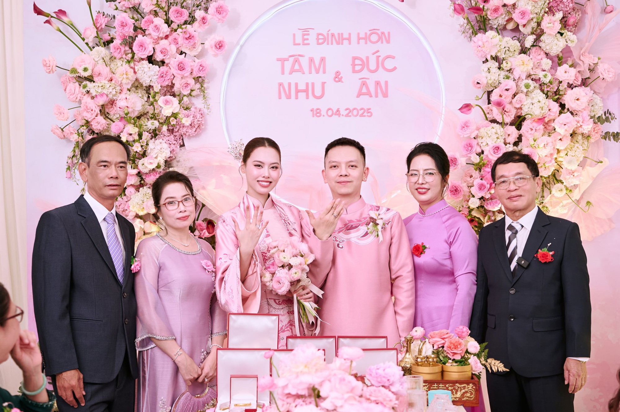 HOT: Á hậu Vbiz công khai chồng doanh nhân trong lễ ăn hỏi bí mật, vàng sính lễ trĩu cổ gây choáng!- Ảnh 10.