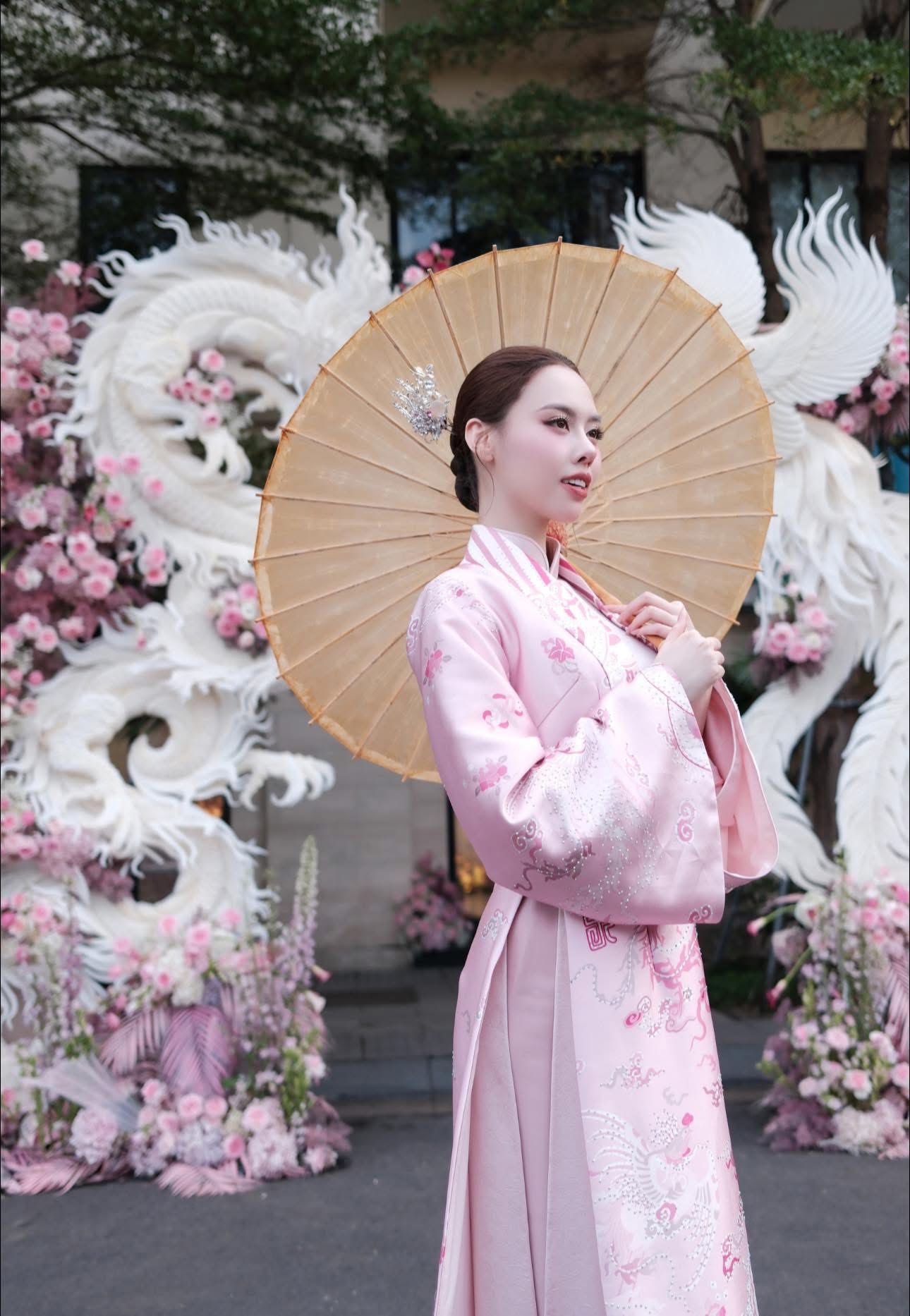 HOT: Á hậu Vbiz công khai chồng doanh nhân trong lễ ăn hỏi bí mật, vàng sính lễ trĩu cổ gây choáng!- Ảnh 3.