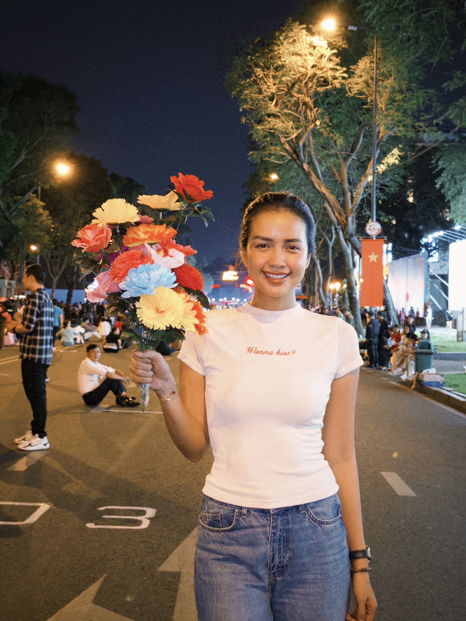 Thanh Thủy, Tiến Luật, Thúy Ngân và dàn nghệ sĩ Việt tham gia diễu hành ngày 30/4: