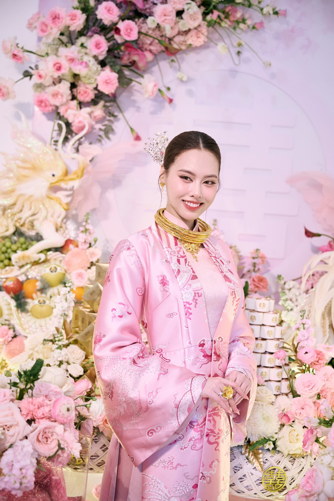 HOT: Á hậu Vbiz công khai chồng doanh nhân trong lễ ăn hỏi bí mật, vàng sính lễ trĩu cổ gây choáng!- Ảnh 6.