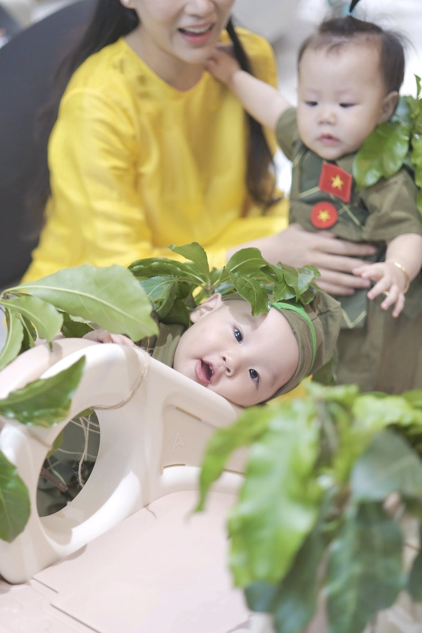 Cặp sinh đôi nhà Phương Oanh - shark Bình hóa thân thành chiến sĩ nhí, hành động ngộ nghĩnh khiến ai cũng bật cười- Ảnh 3.