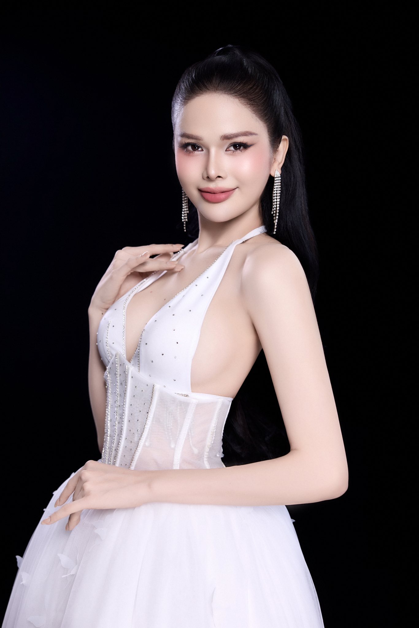 Tân Miss International Queen Vietnam Hà Tâm Như: Body