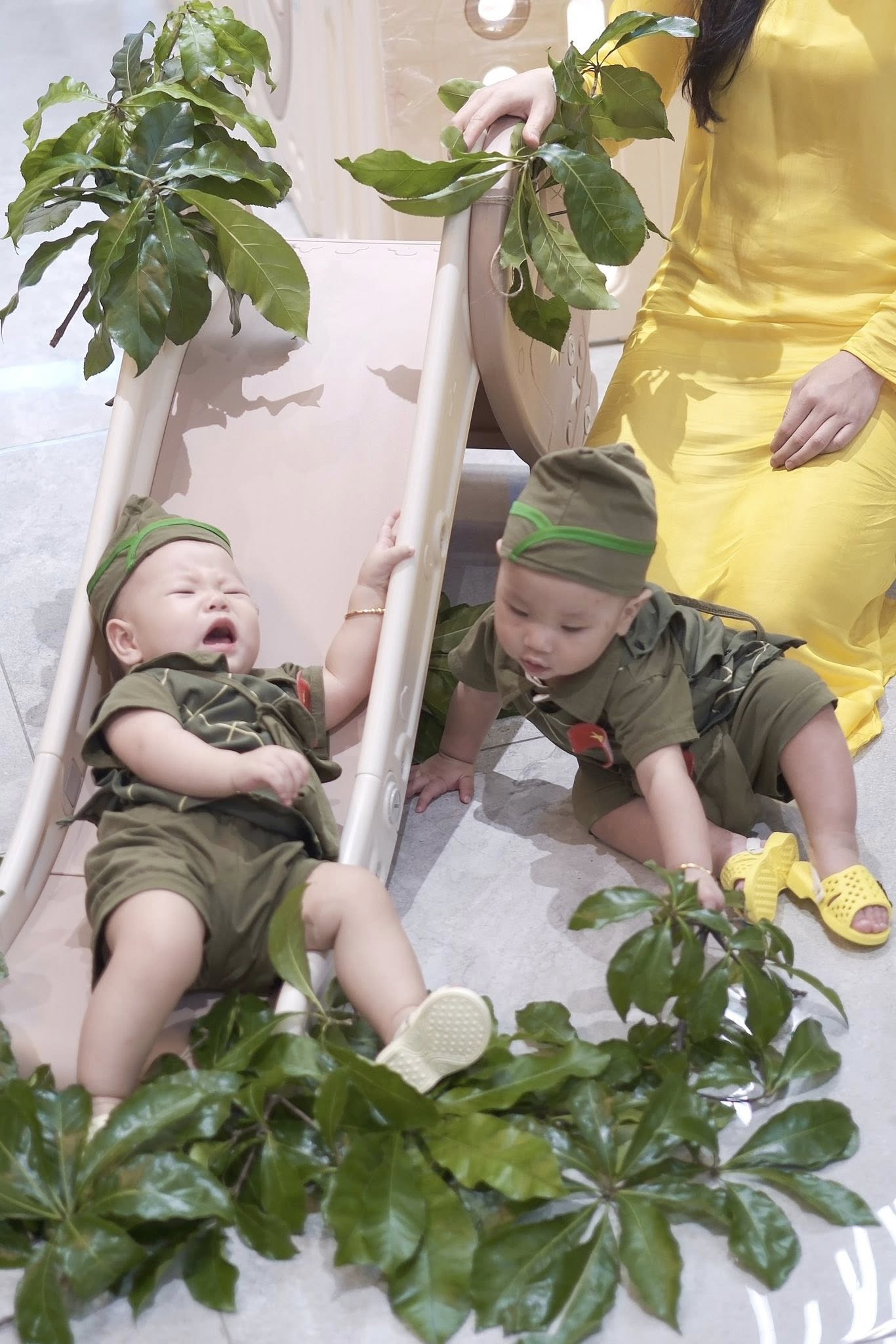 Cặp sinh đôi nhà Phương Oanh - shark Bình hóa thân thành chiến sĩ nhí, hành động ngộ nghĩnh khiến ai cũng bật cười- Ảnh 4.