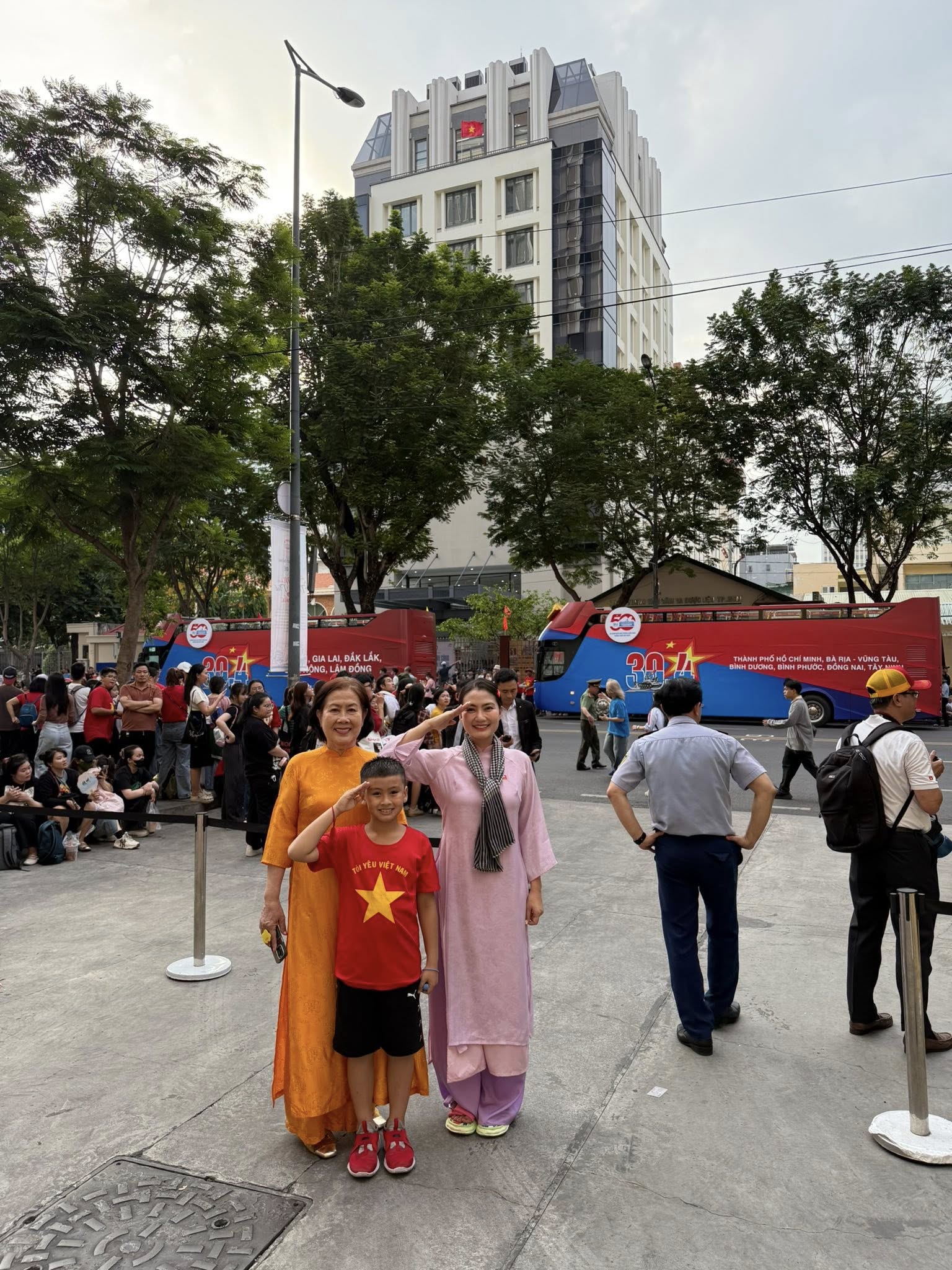 Ngọc Lan đưa con trai đi xem sơ duyệt diễu binh,