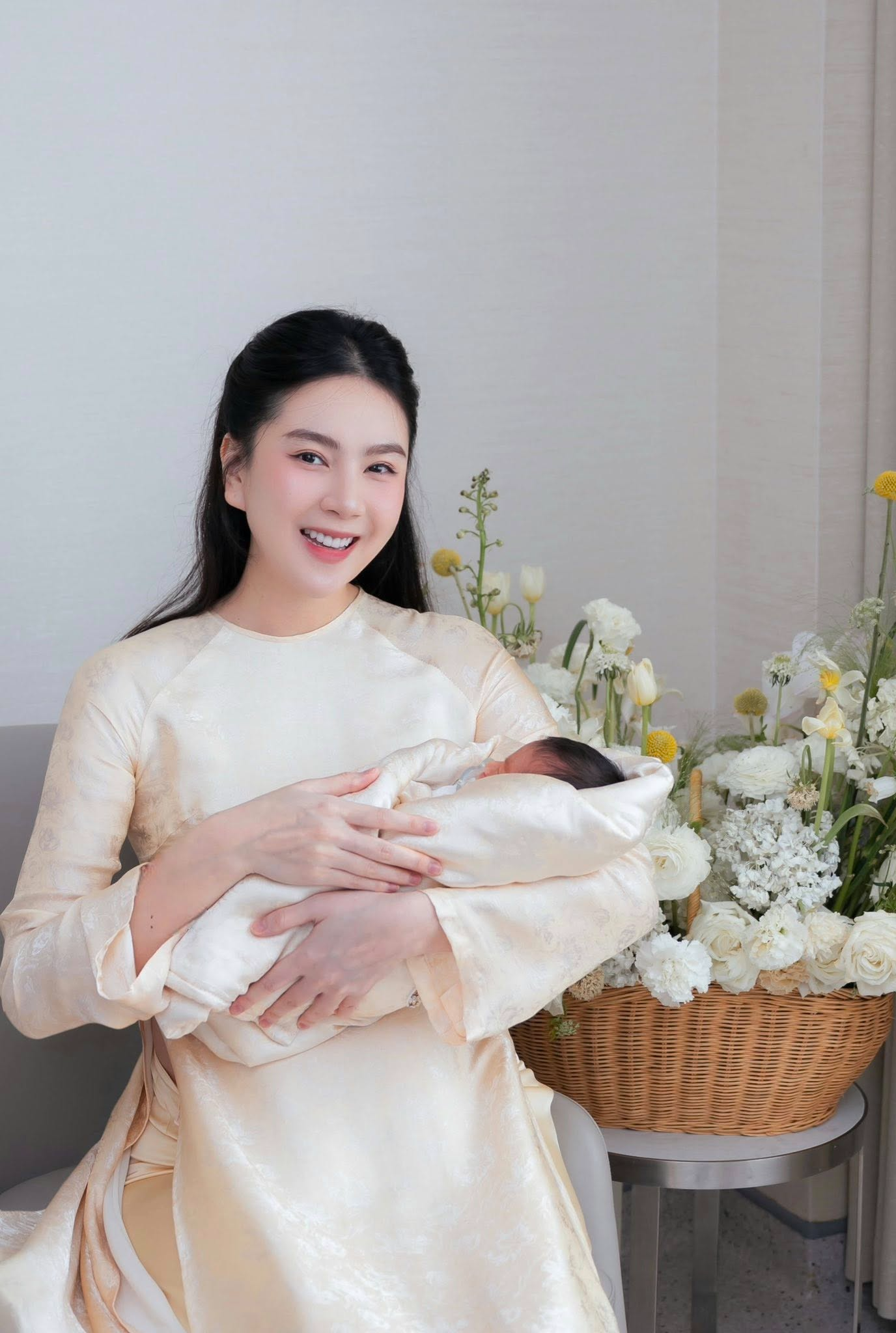 Mai Ngọc và con trai 10 ngày tuổi kỷ niệm 30/4 đầu đời bằng khoảnh khắc đặc biệt- Ảnh 2.