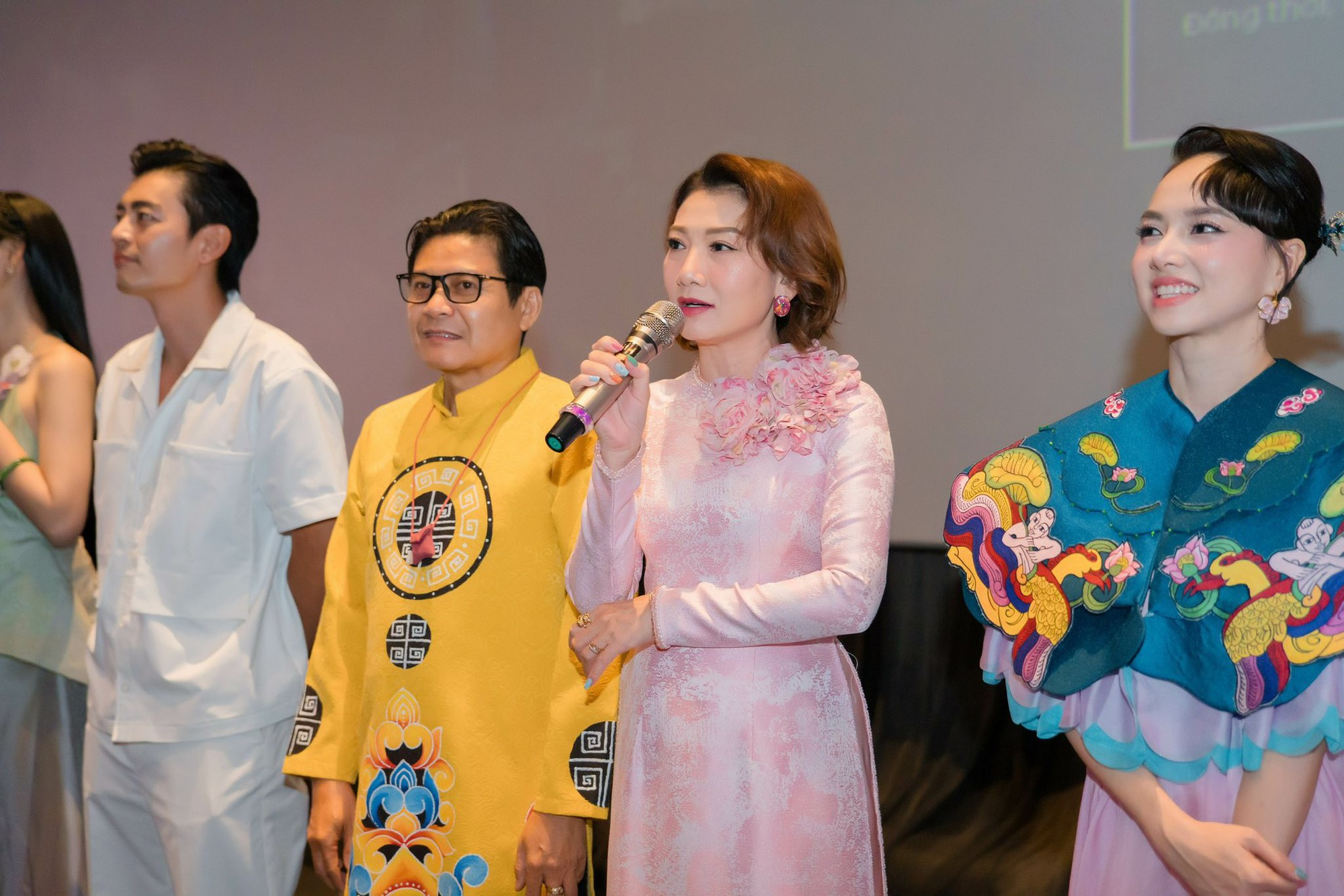 Nghệ sĩ Mỹ Uyên gây sốc đăng ảnh khoá môi cô gái lạ mặt- Ảnh 5.