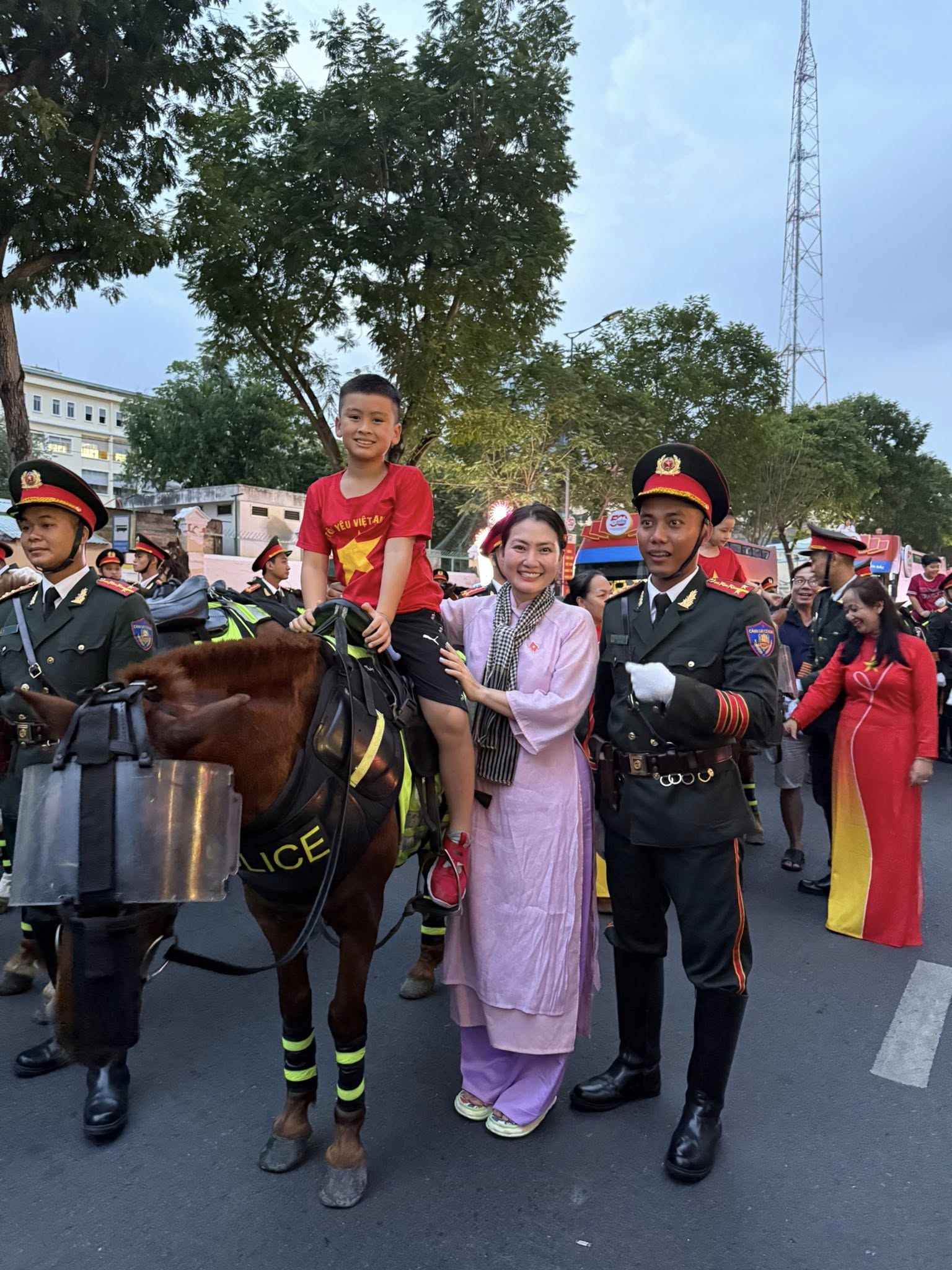 Sơ duyệt diễu hành 30/4: H'Hen Niê - Tiểu Vy và dàn sao tham gia, em trai Sơn Tùng gây sốt vì khoảnh khắc có