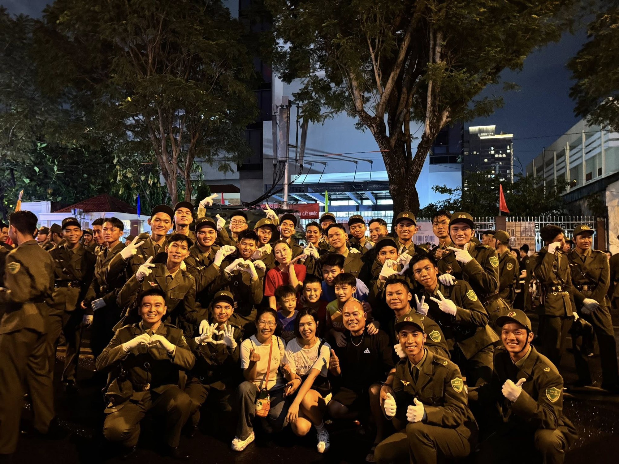 Ngọc Lan đưa con trai đi xem sơ duyệt diễu binh,