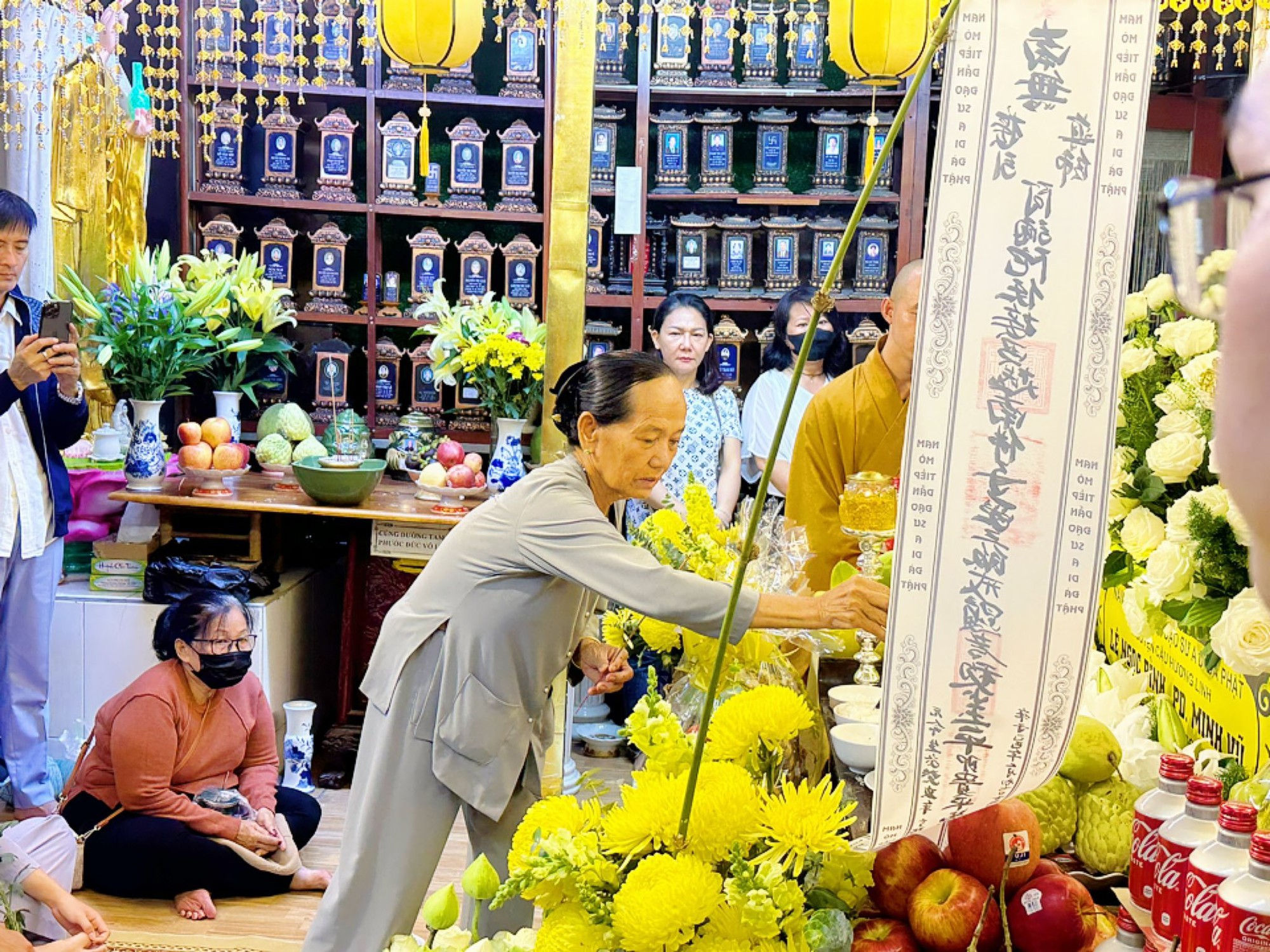 Lễ thủy táng của Quý Bình: Vợ lặng người ôm chặt tro cốt, Vân Trang và đông đảo khán giả tiễn đưa- Ảnh 6.