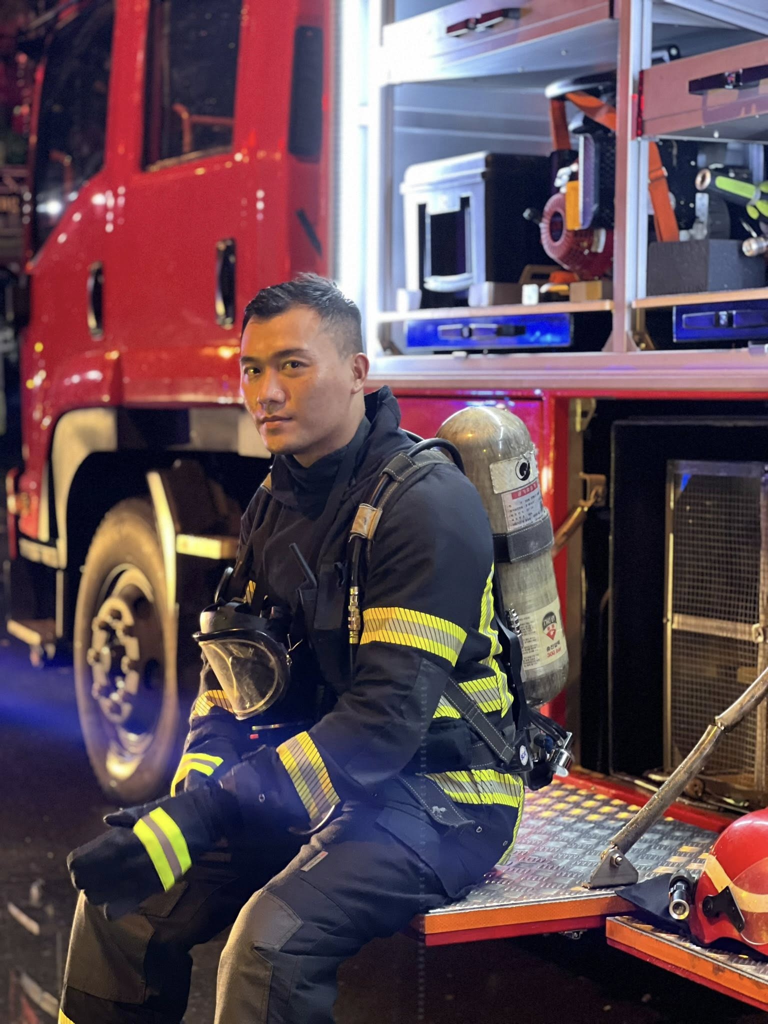 Cơ trưởng hot nhất Tử Chiến Trên Không: Diễn bằng mắt quá đỉnh, đóng mãi 1 kiểu vai vẫn không ai chê nổi- Ảnh 7.