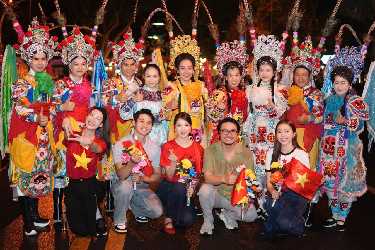 Thanh Thủy, Tiến Luật, Thúy Ngân và dàn nghệ sĩ Việt tham gia diễu hành ngày 30/4: