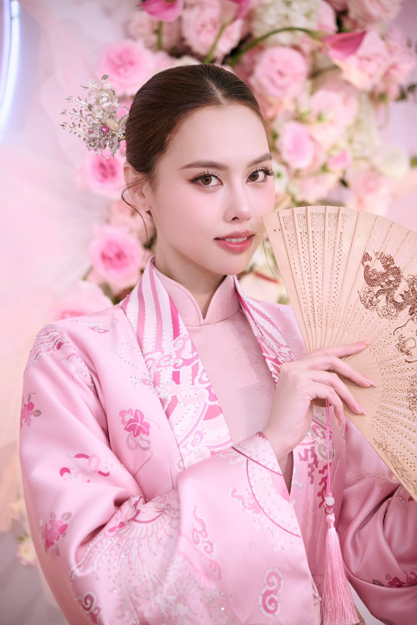 HOT: Á hậu Vbiz công khai chồng doanh nhân trong lễ ăn hỏi bí mật, vàng sính lễ trĩu cổ gây choáng!- Ảnh 1.