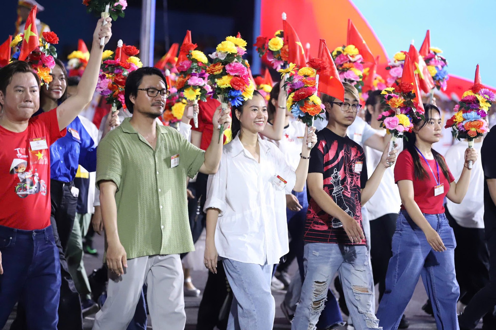 Thanh Thủy, Tiến Luật, Thúy Ngân và dàn nghệ sĩ Việt tham gia diễu hành ngày 30/4: