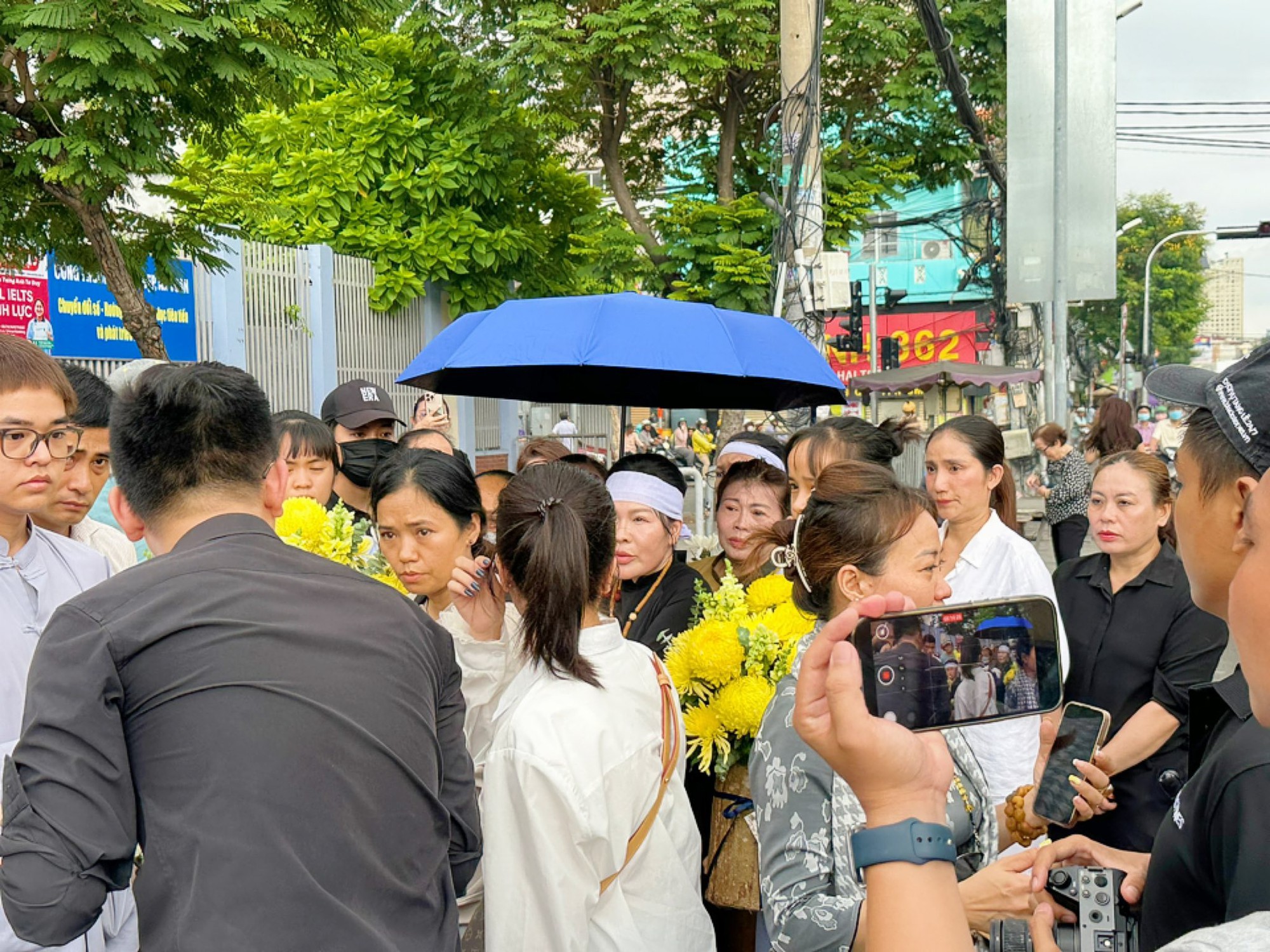 Toàn cảnh lễ thủy táng cố diễn viên Quý Bình ở biển Cần Giờ: Một hành trình tiễn biệt đầy nước mắt- Ảnh 3.