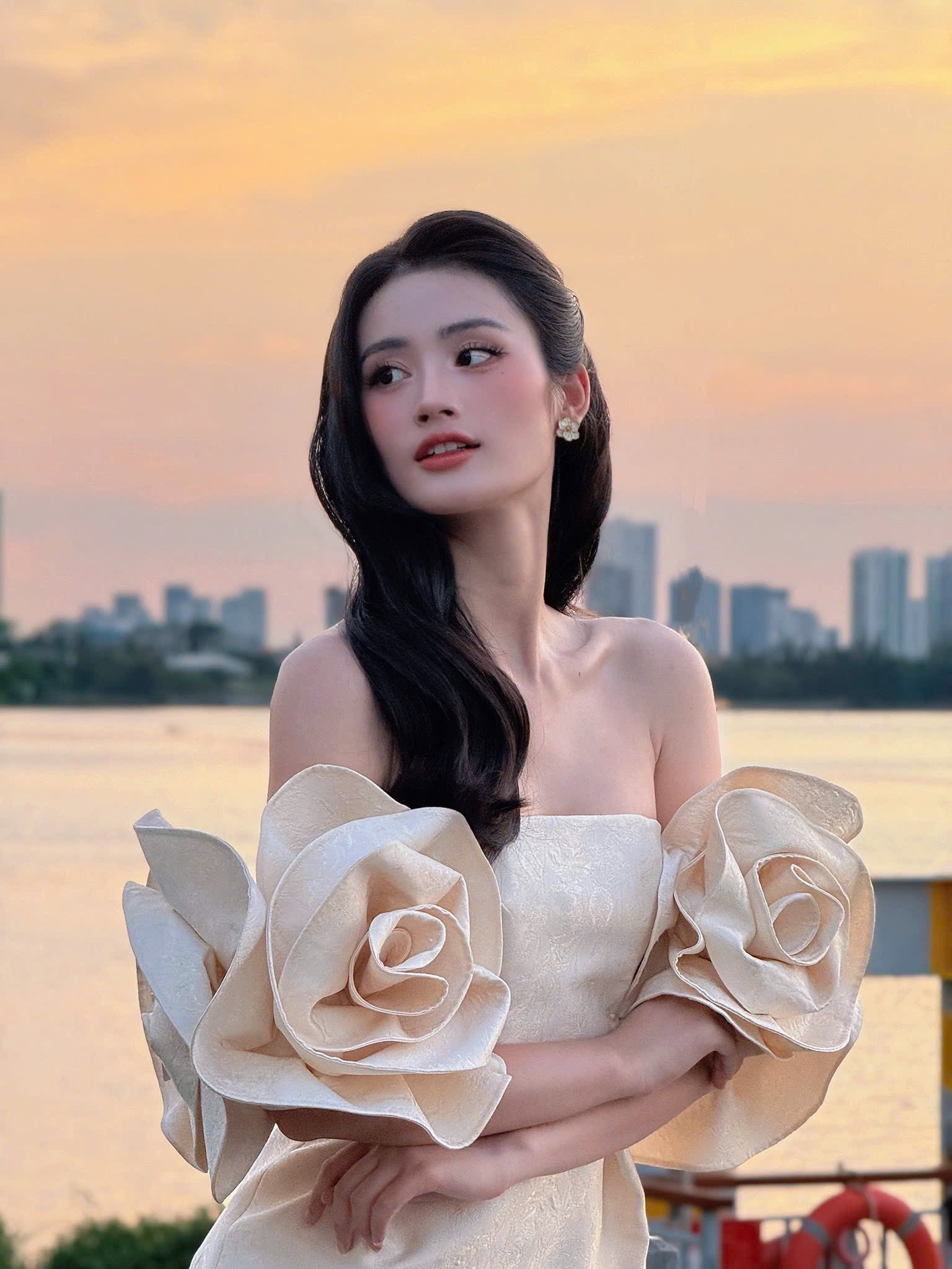 Như chưa từng chia ly: Hoa hậu Ý Nhi giao lưu với một nghệ sĩ Việt từng đòi tước vương miện!- Ảnh 3. Như chưa từng chia ly: Hoa hậu Ý Nhi giao lưu với một nghệ sĩ Việt từng đòi tước vương miện!- Ảnh 3.