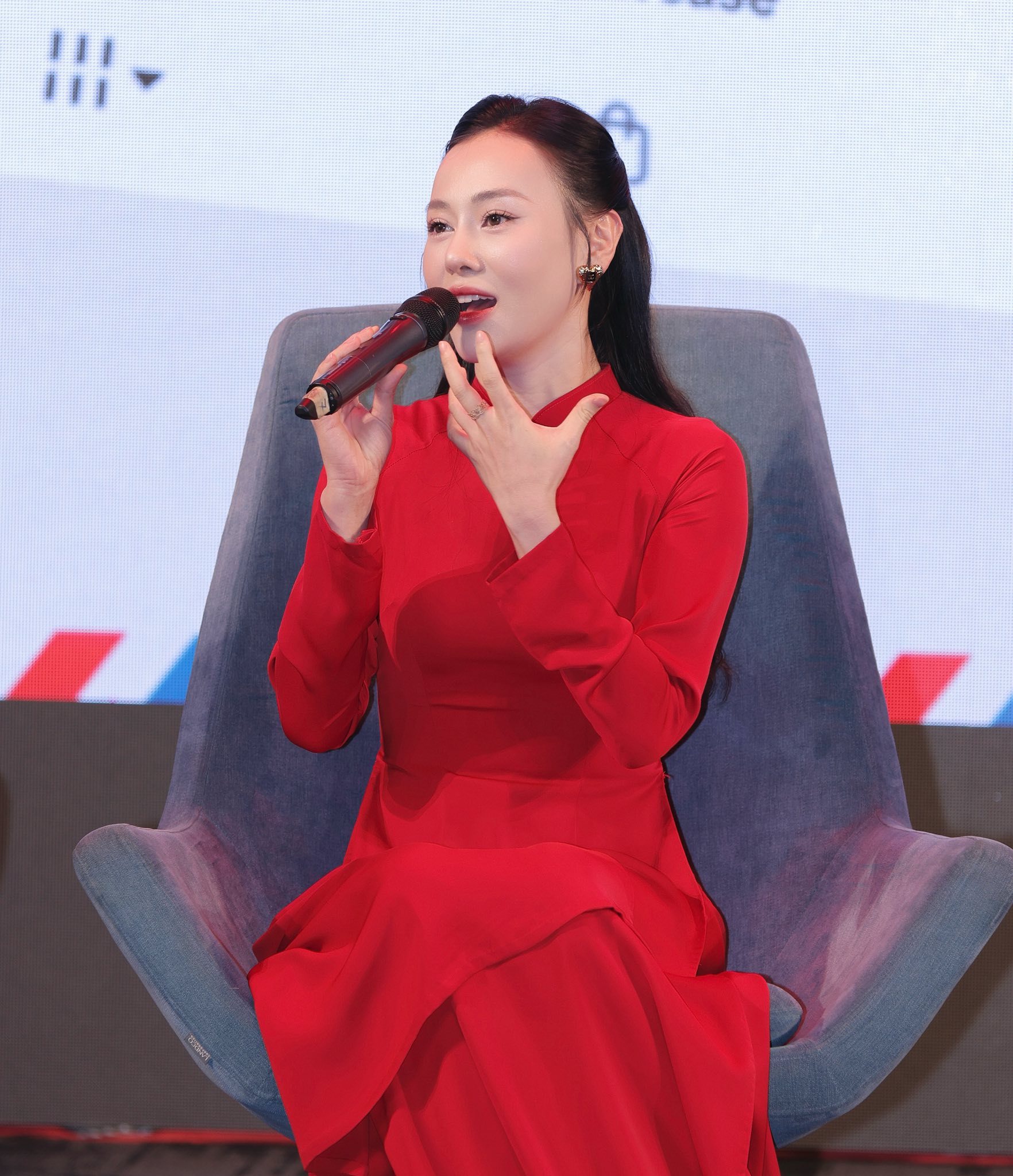 Phương Oanh diện áo dài đỏ trước thềm đại lễ 30/4, được khán giả khen truyền cảm hứng vì hành động này- Ảnh 2.