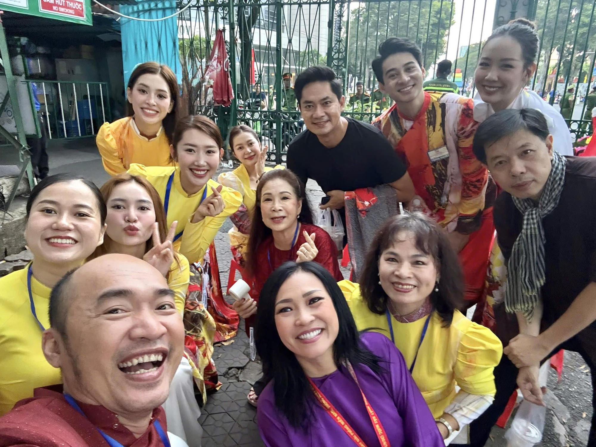 Tổng duyệt ngày 27/4: Hoa hậu Thanh Thủy, Lan Ngọc và dàn sao Việt diện áo dài, tất bật chuẩn bị từ 3h sáng- Ảnh 7.