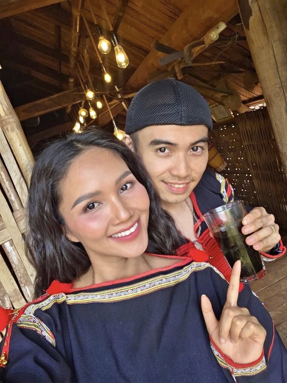 Hoa hậu Vbiz đổi chiêu thức giấu vòng 2 giữa nghi vấn mang bầu, nhưng 1 hành động của chồng lại tố cáo tất cả- Ảnh 8. Hoa hậu Vbiz đổi chiêu thức giấu vòng 2 giữa nghi vấn mang bầu, nhưng 1 hành động của chồng lại tố cáo tất cả- Ảnh 8.