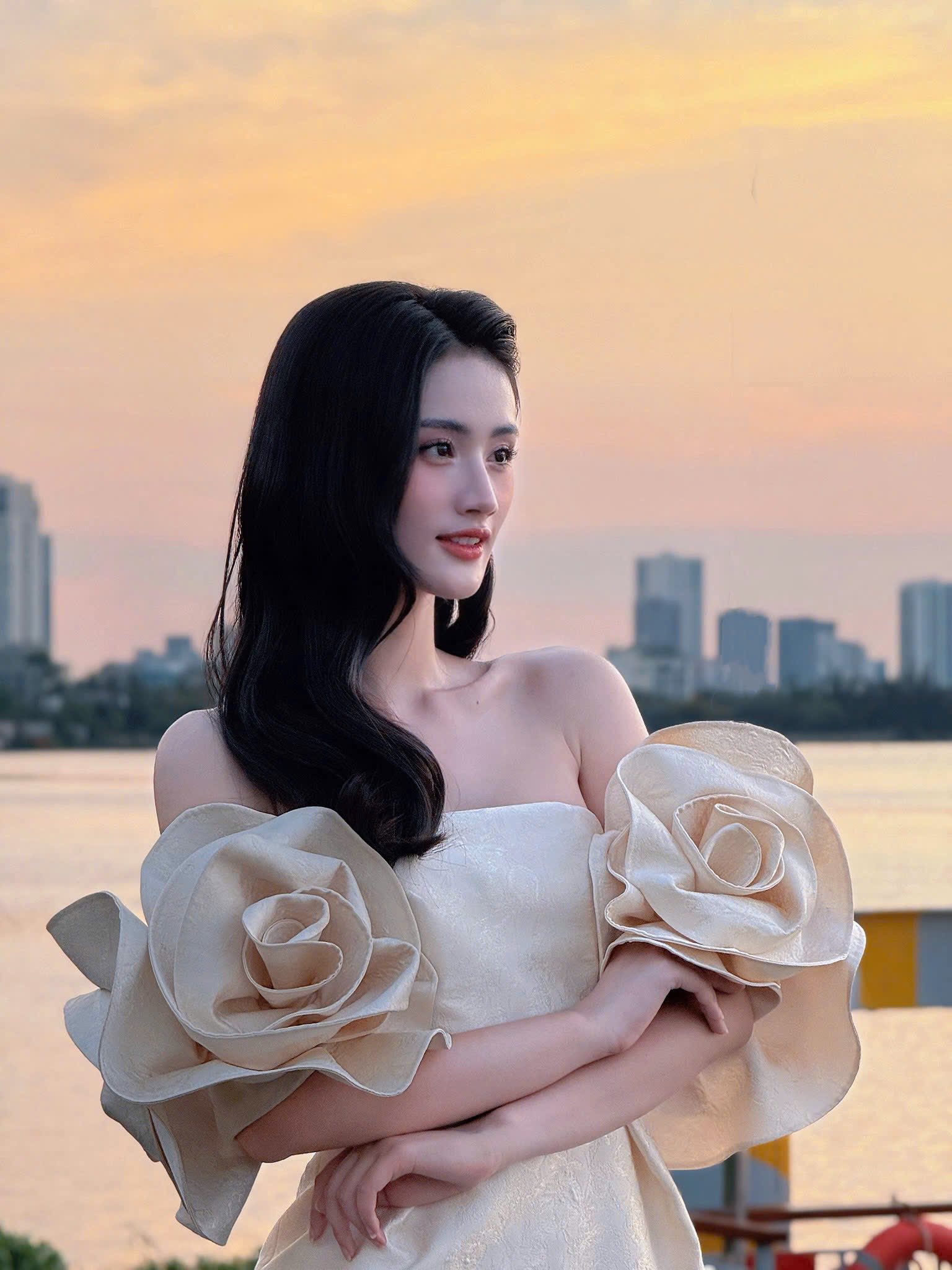 Đoạn clip gây xôn xao vì hành động lạ của Hoa hậu Ý Nhi và Jack- Ảnh 5. Đoạn clip gây xôn xao vì hành động lạ của Hoa hậu Ý Nhi và Jack- Ảnh 5.