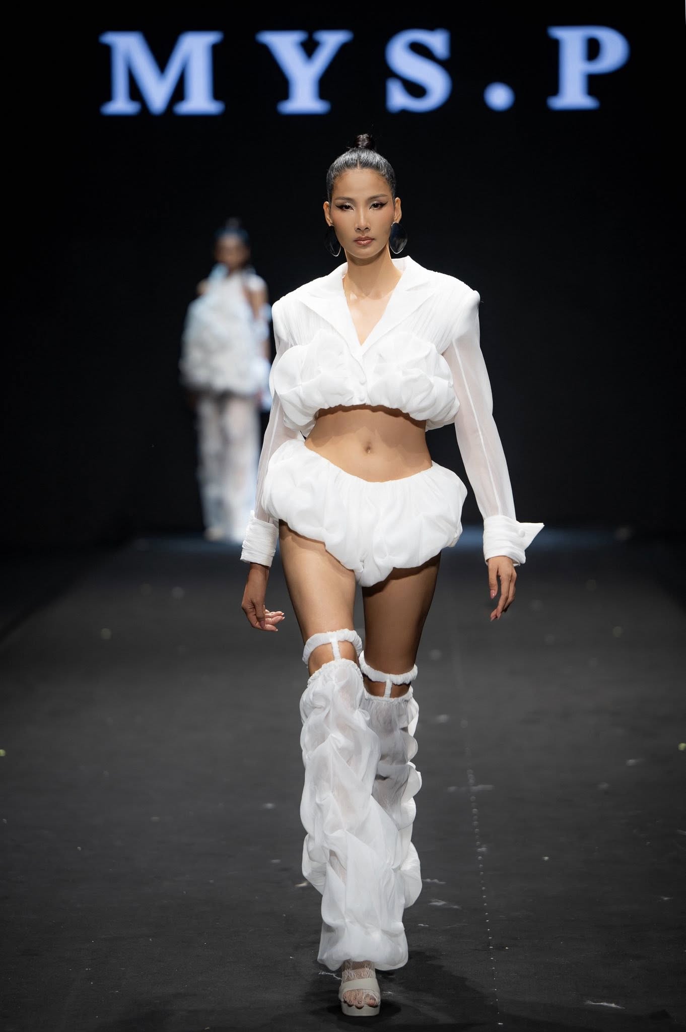 Á hậu Việt sở hữu biệt thự từ Thanh Hóa tới TP.HCM, đau