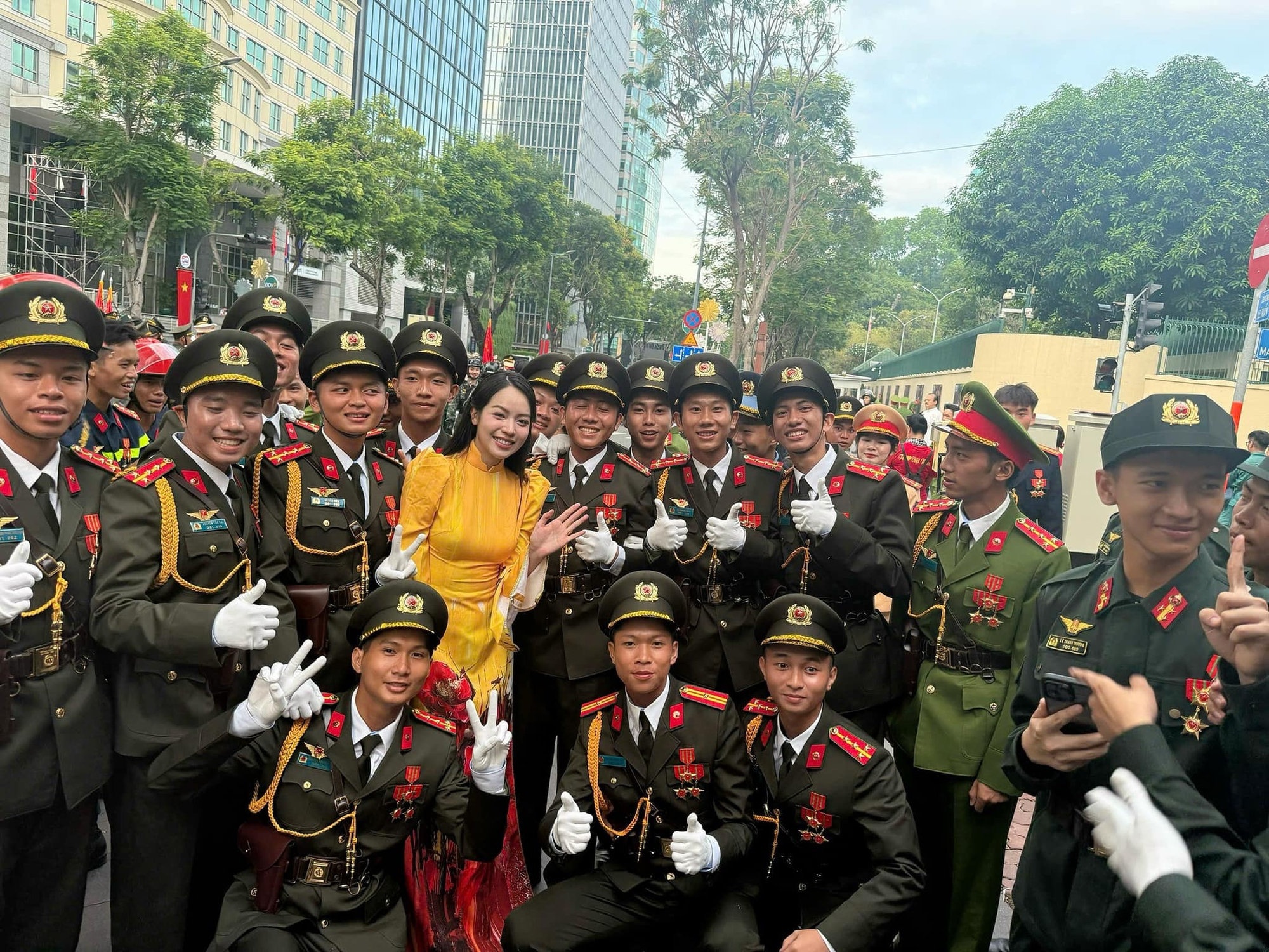 Tổng duyệt ngày 27/4: Hoa hậu Thanh Thủy, Lan Ngọc và dàn sao Việt diện áo dài, tất bật chuẩn bị từ 3h sáng- Ảnh 14.