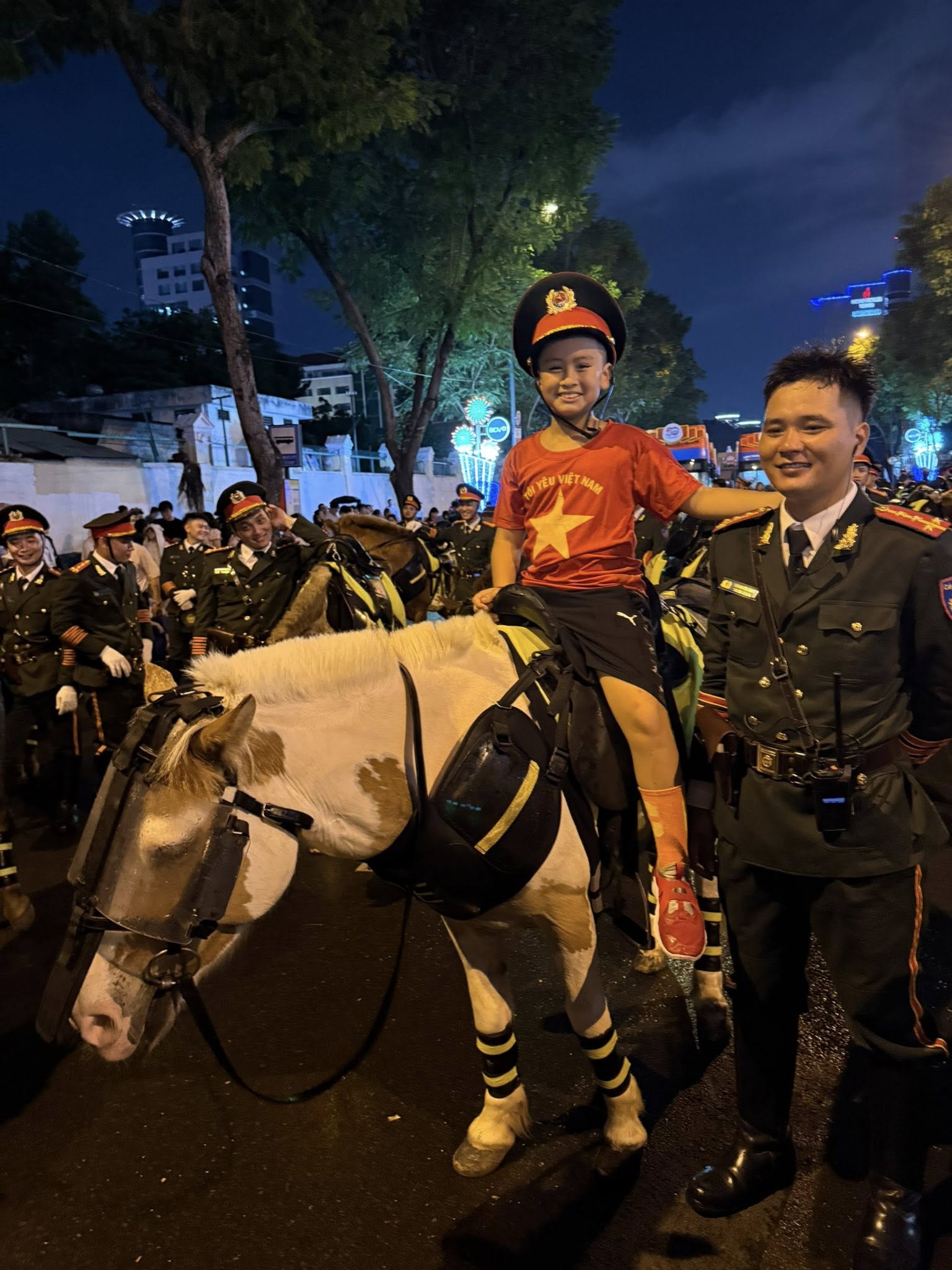 Ngọc Lan đưa con trai đi xem sơ duyệt diễu binh,