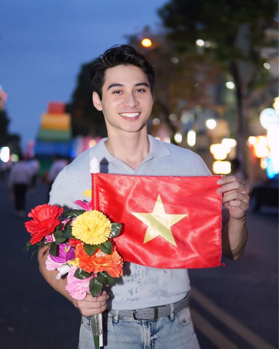 Thanh Thủy, Tiến Luật, Thúy Ngân và dàn nghệ sĩ Việt tham gia diễu hành ngày 30/4: