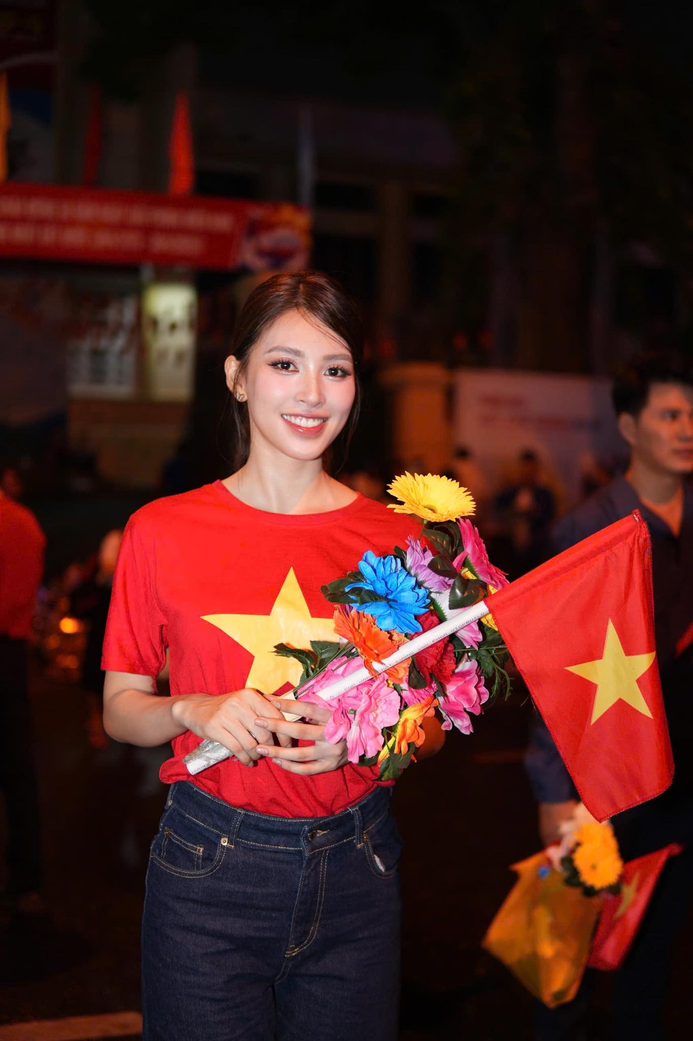 Thanh Thủy, Tiến Luật, Thúy Ngân và dàn nghệ sĩ Việt tham gia diễu hành ngày 30/4: