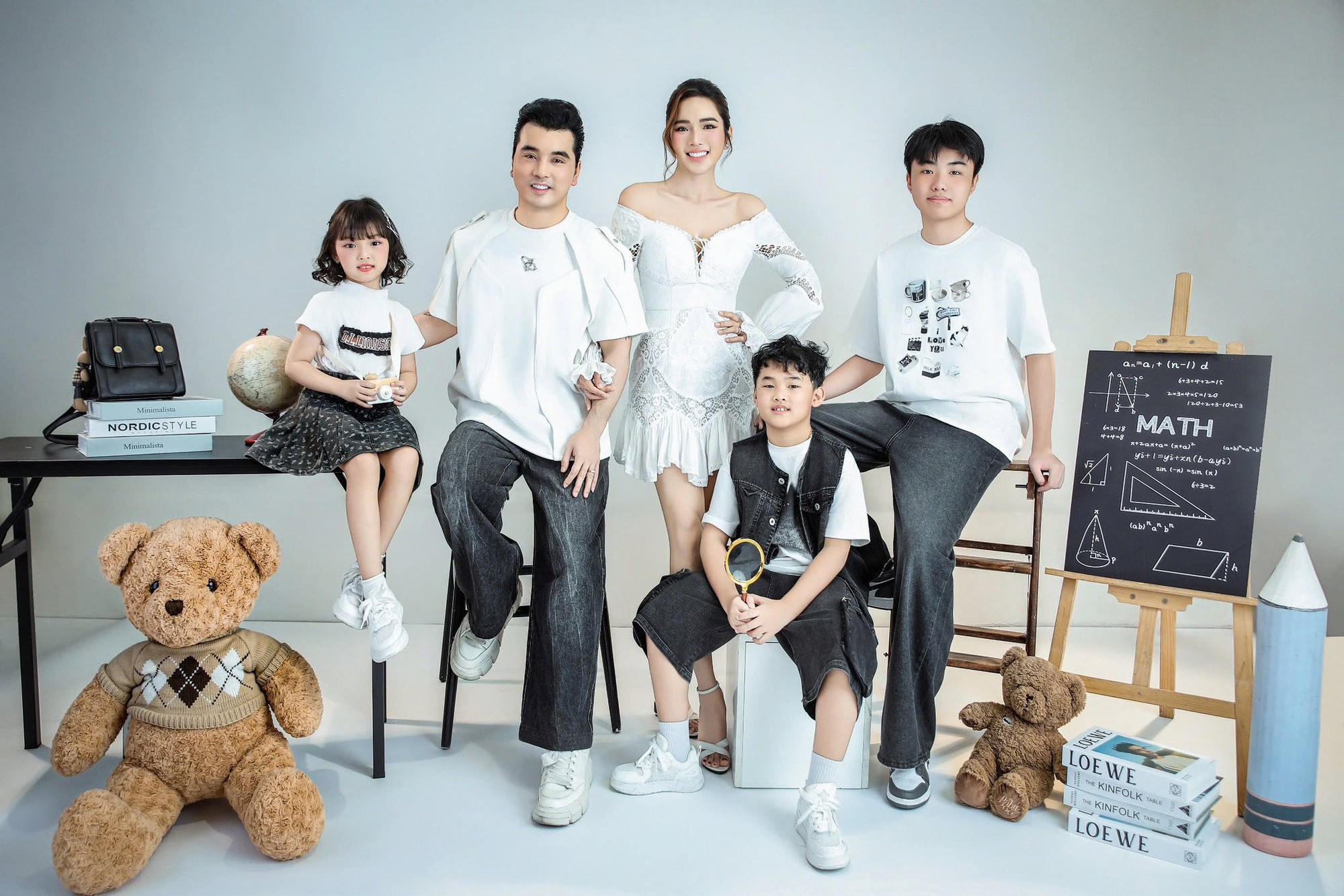 Ưng Hoàng Phúc xúc động chia sẻ giữa đại lễ 30/4: Gia đình có nhiệm vụ giữ cho con cái sự gắn kết với lịch sử và văn hóa dân tộc- Ảnh 1.