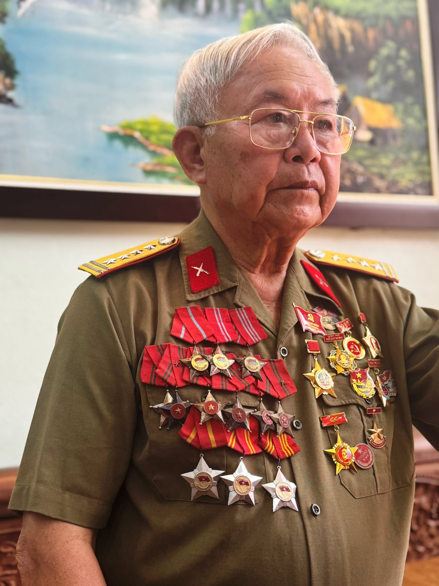 Nữ ca sĩ kể chuyện đạn bi cắm hơn 50 năm trong mắt bố cựu chiến binh, Trang Pháp tưởng nhớ ông ngoại Đại sứ- Ảnh 2. Nữ ca sĩ kể chuyện đạn bi cắm hơn 50 năm trong mắt bố cựu chiến binh, Trang Pháp tưởng nhớ ông ngoại Đại sứ- Ảnh 2.