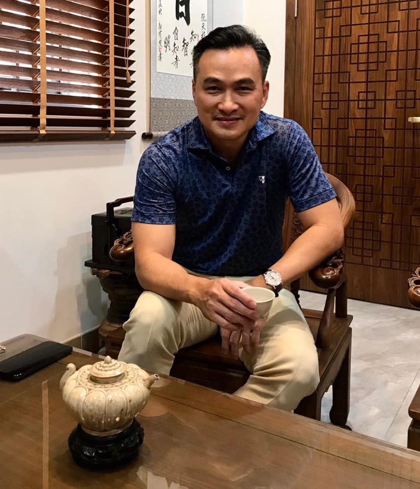 Nam nghệ sĩ đình đám rời showbiz Việt, giờ là đại gia, giám đốc bảo tàng, sống giàu sang bên vợ 3- Ảnh 2.