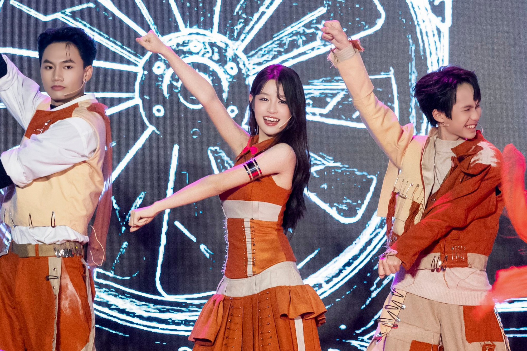 Sao nhí Gia Đình Là Số 1 bản Việt dậy thì xuất sắc sau 6 năm: Đẹp như Hoa hậu còn hát nhảy cực đỉnh- Ảnh 5.