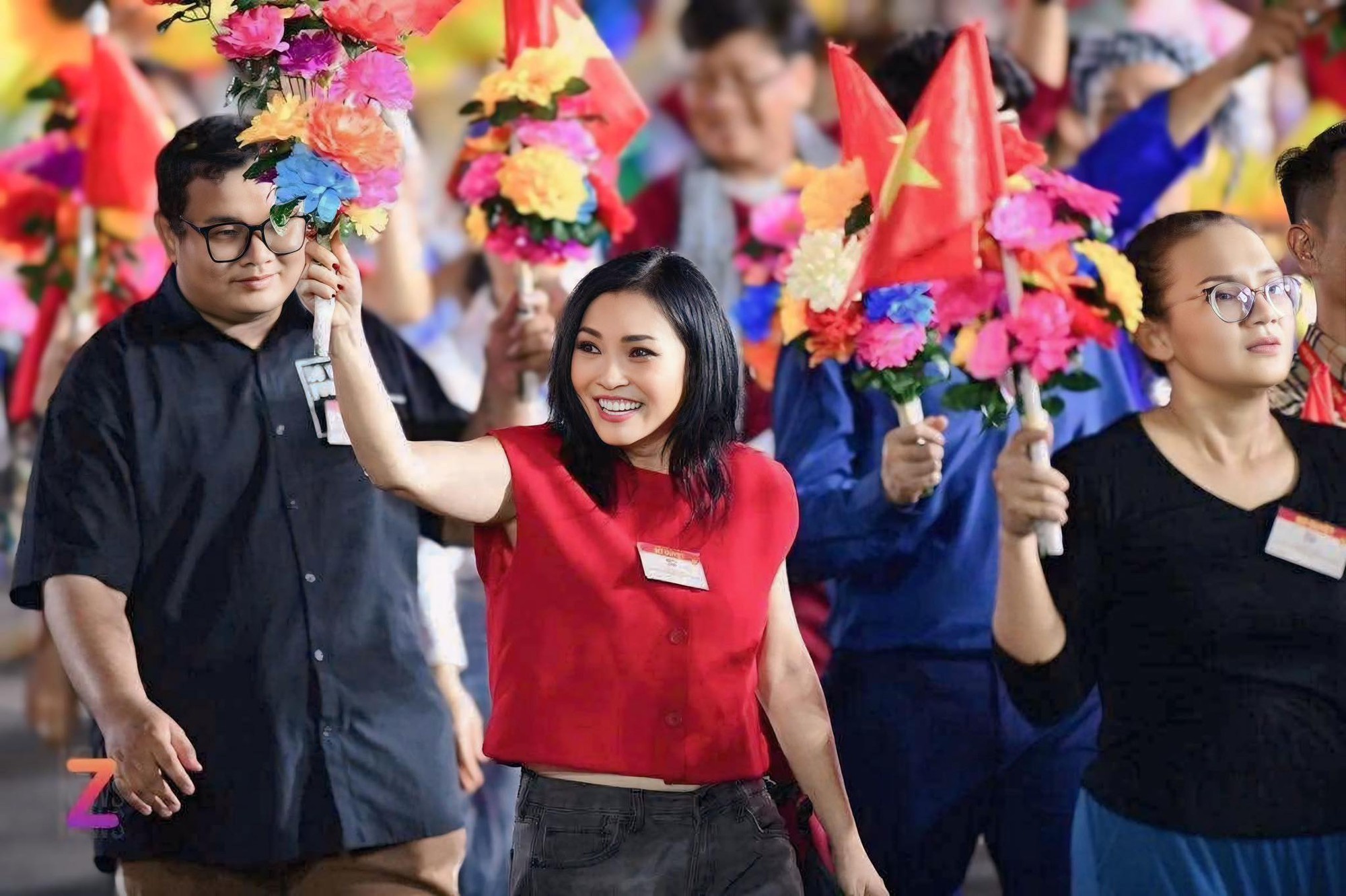 Thanh Thủy, Tiến Luật, Thúy Ngân và dàn nghệ sĩ Việt tham gia diễu hành ngày 30/4: