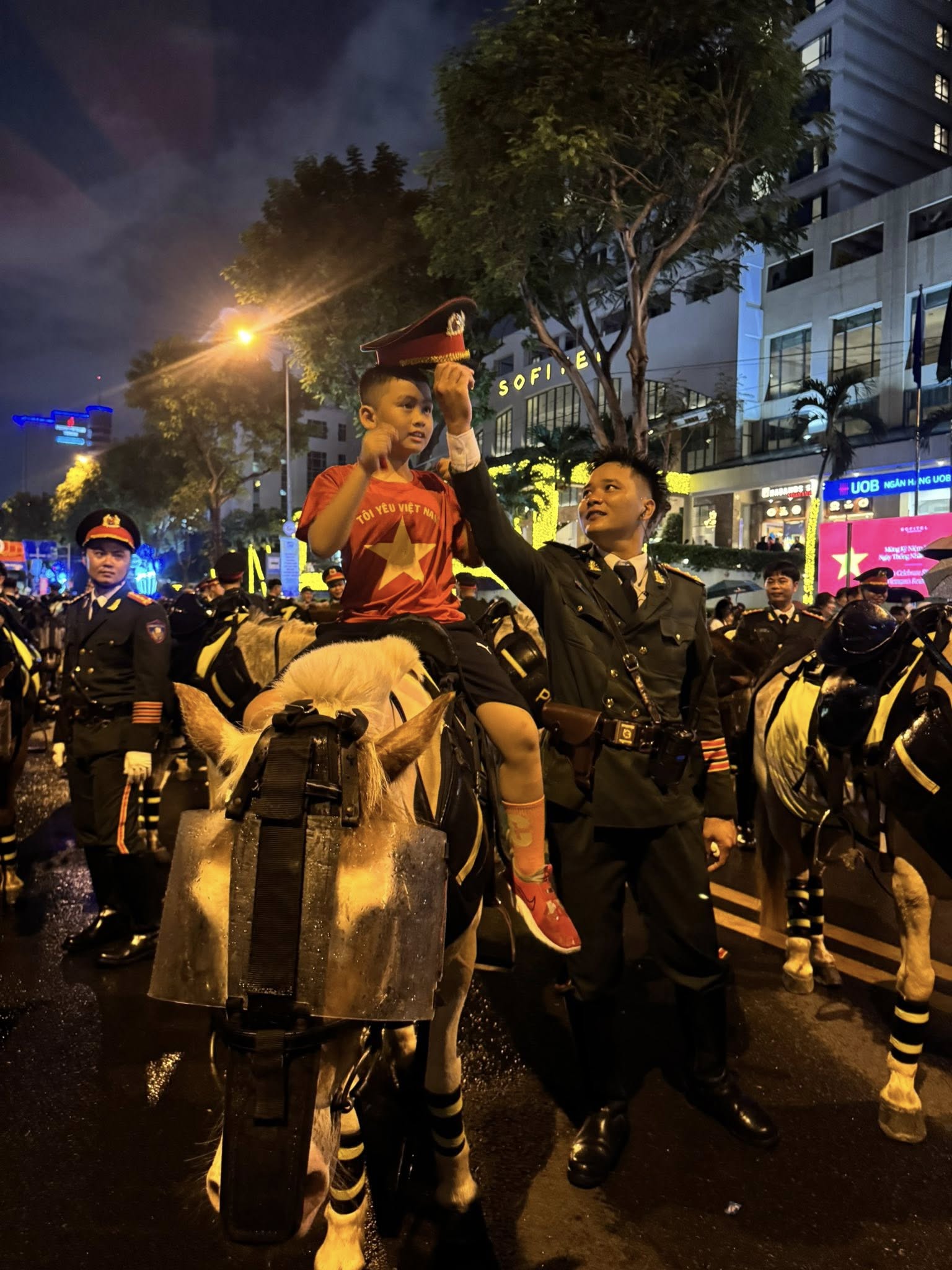 Ngọc Lan đưa con trai đi xem sơ duyệt diễu binh,