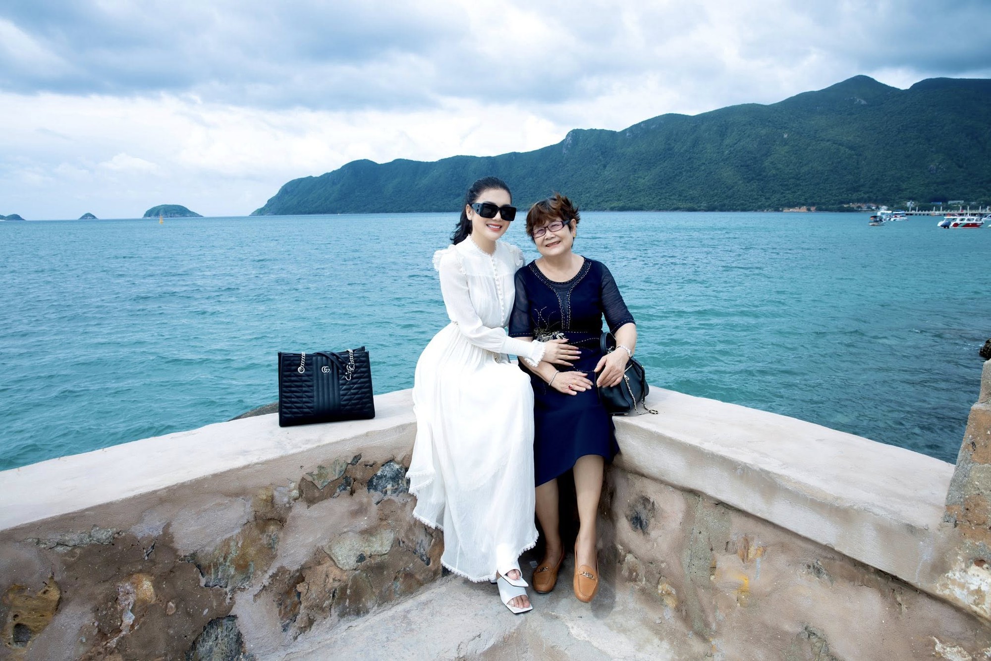 Nhan sắc nóng bỏng của nữ ca sĩ bị cha ruột bỏ rơi: 30 tuổi ở biệt thự 2.200 m2 giá 70 tỷ, đi Maybach- Ảnh 5.