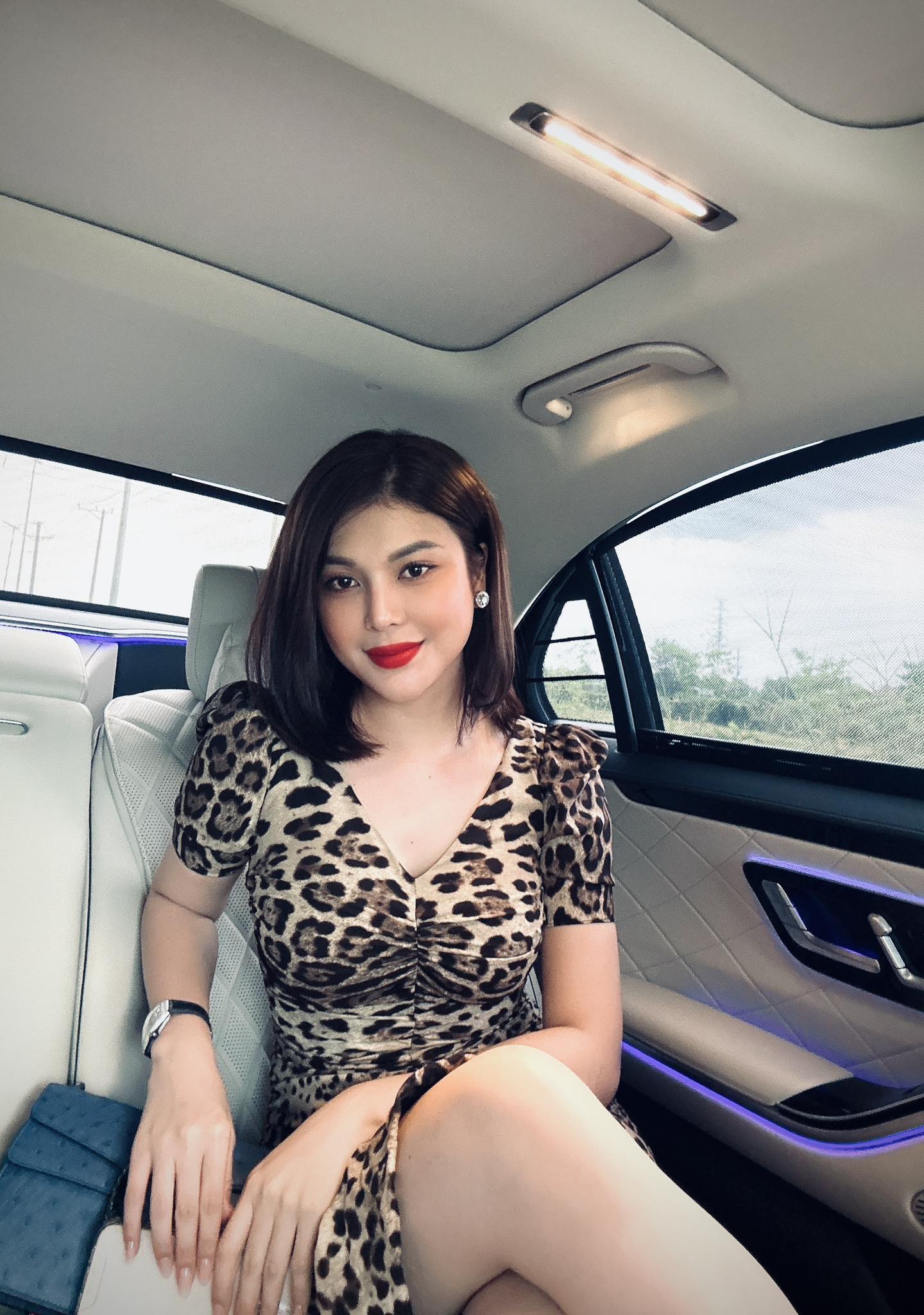 Nhan sắc nóng bỏng của nữ ca sĩ bị cha ruột bỏ rơi: 30 tuổi ở biệt thự 2.200 m2 giá 70 tỷ, đi Maybach- Ảnh 9.